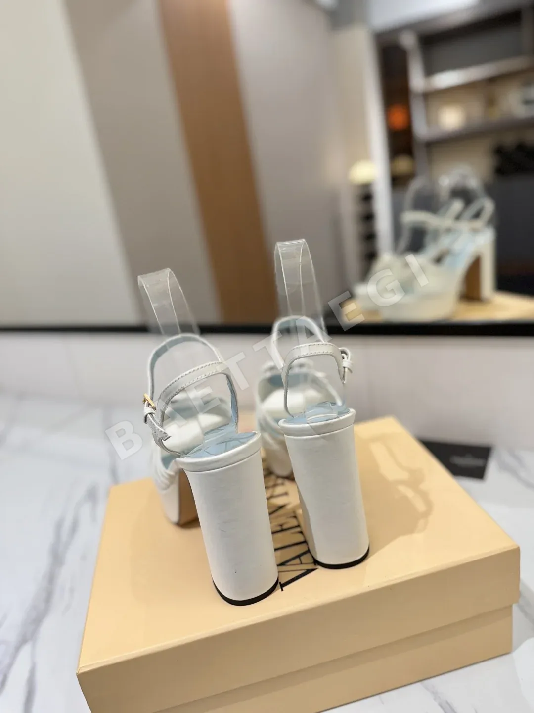 발렌티노 로열 브론즈 V 버클 하이힐 샌들 상세 이미지 8