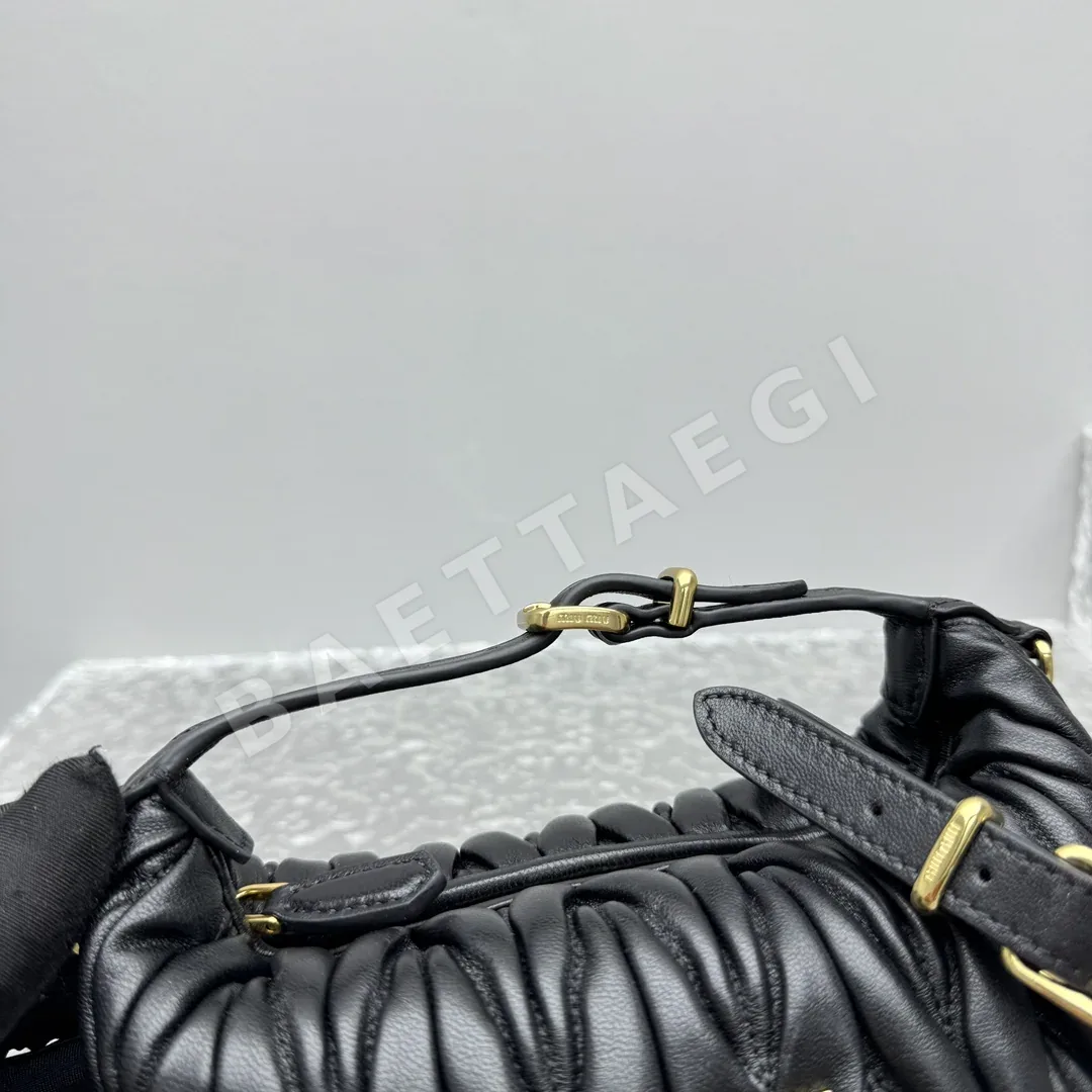 미우미우 플리츠 숄더 클러치 가방 상세 이미지 11