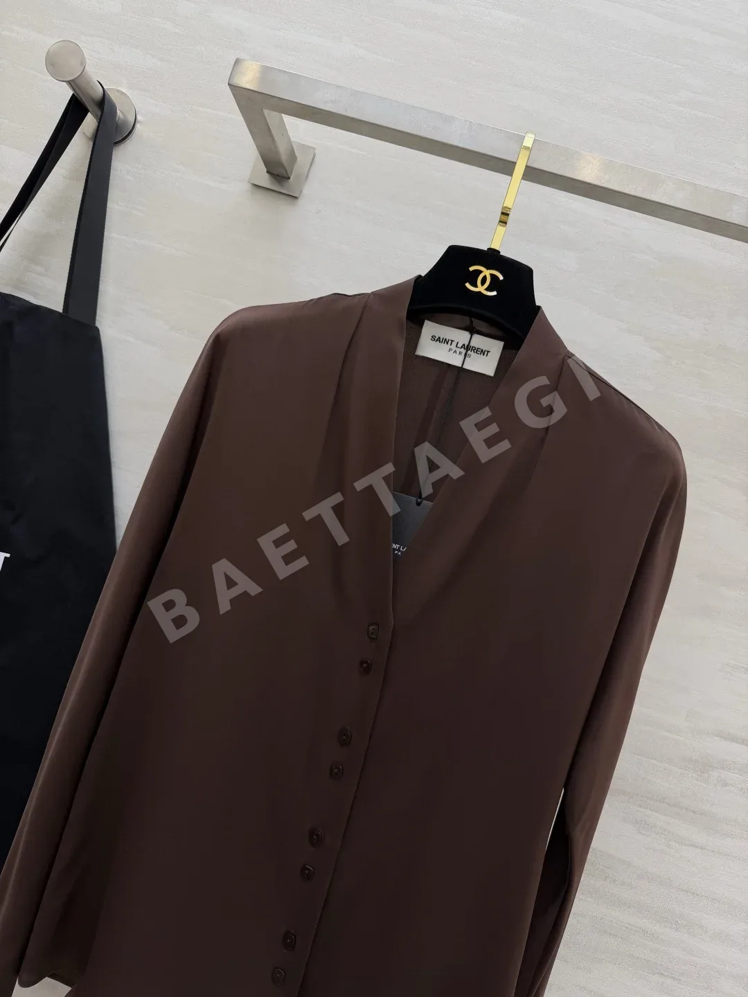 생로랑 실크 새틴 V넥 여성 셔츠 상세 이미지 4