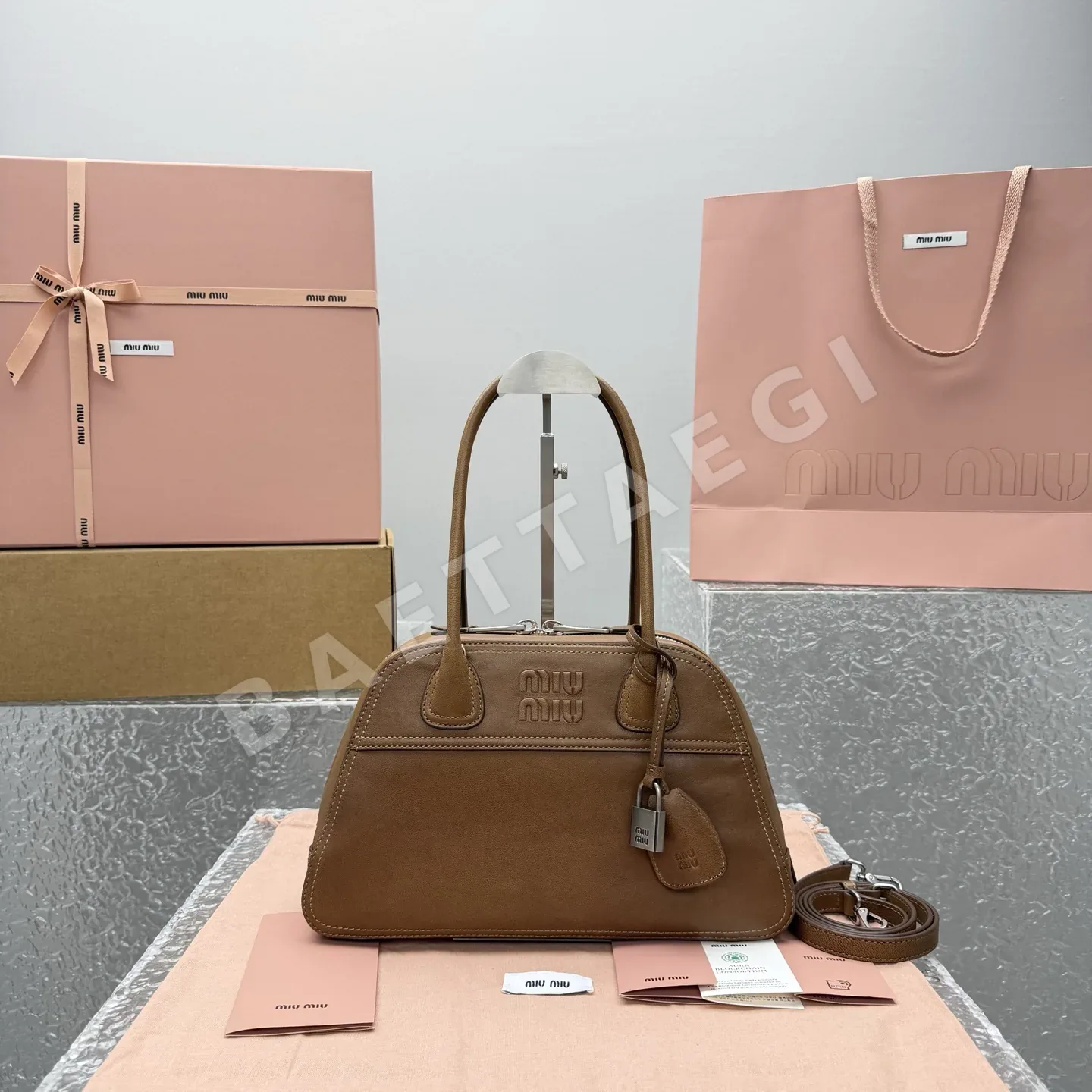 미우미우 캐러멜 브라운 볼링백 68544