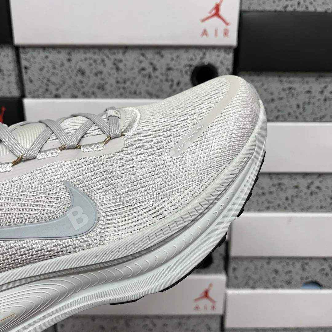 나이키 줌 보메로 18 HM6803-009 201113 Nike Zoom Vomero 18 상세 이미지 9