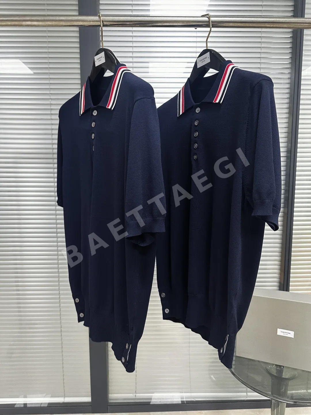 톰브라운 트리콜로르 아이스 실크 니트 반팔 폴로셔츠 상세 이미지 6