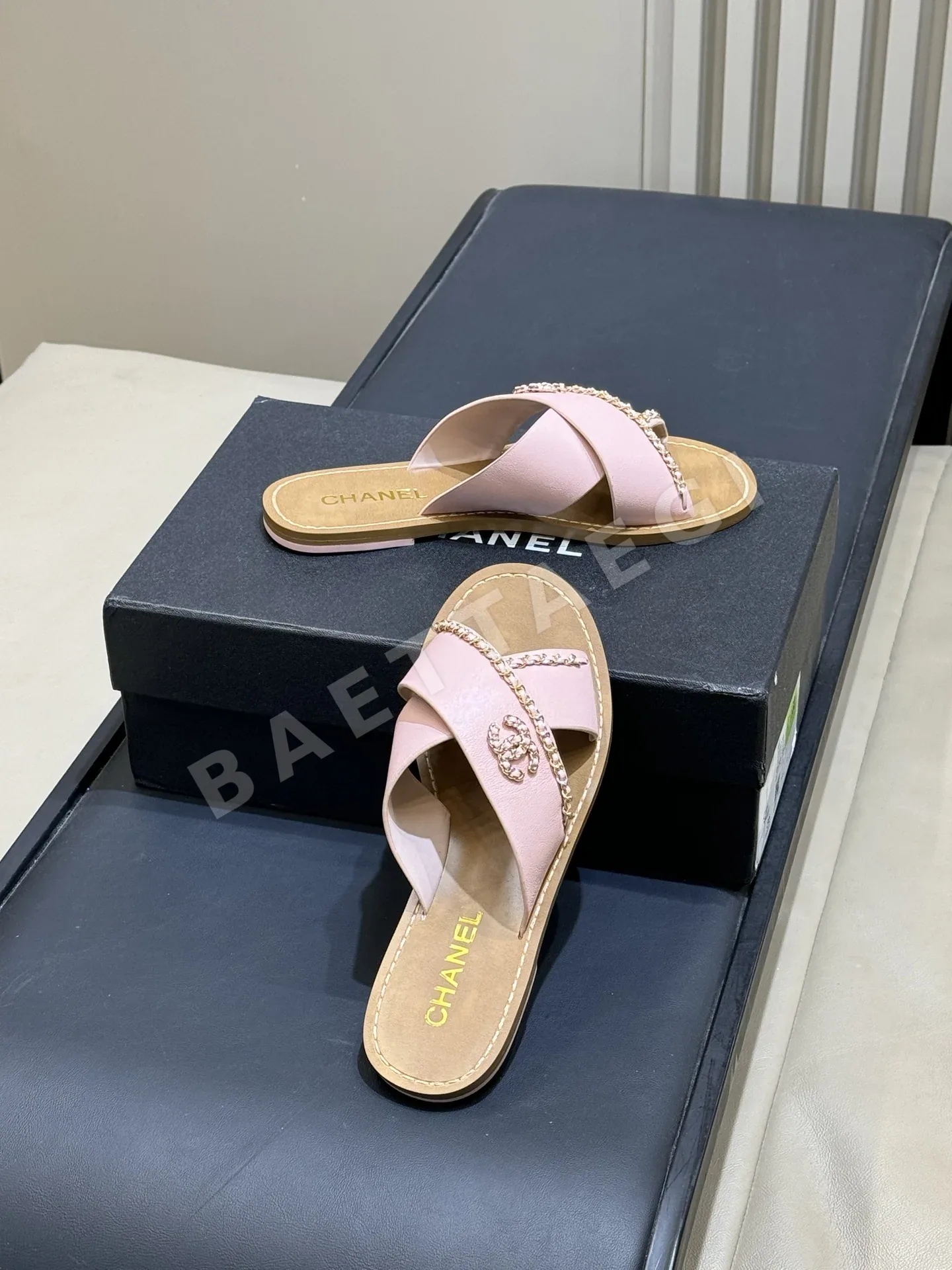 샤넬 화이트 크로스오버 샌들 상세 이미지 4