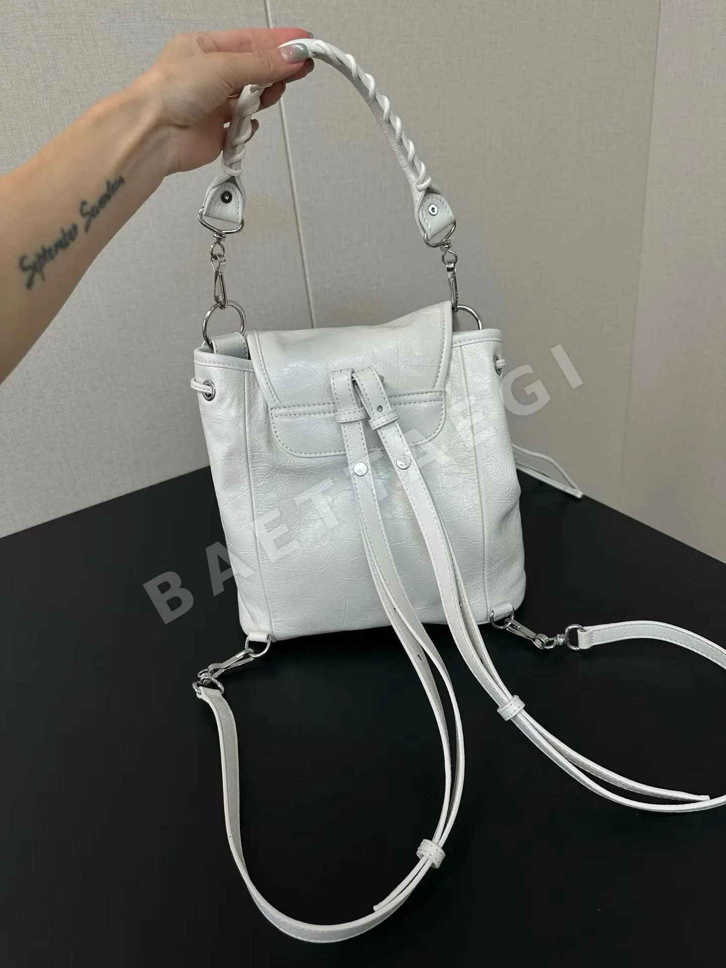 발렌시아가 Le City 주름 램스킨 백팩 상세 이미지 5