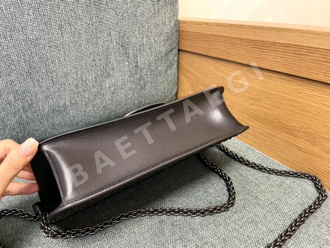 발렌티노 핫픽스 라인스톤 카프스킨 언더암 가방 상세 이미지 5