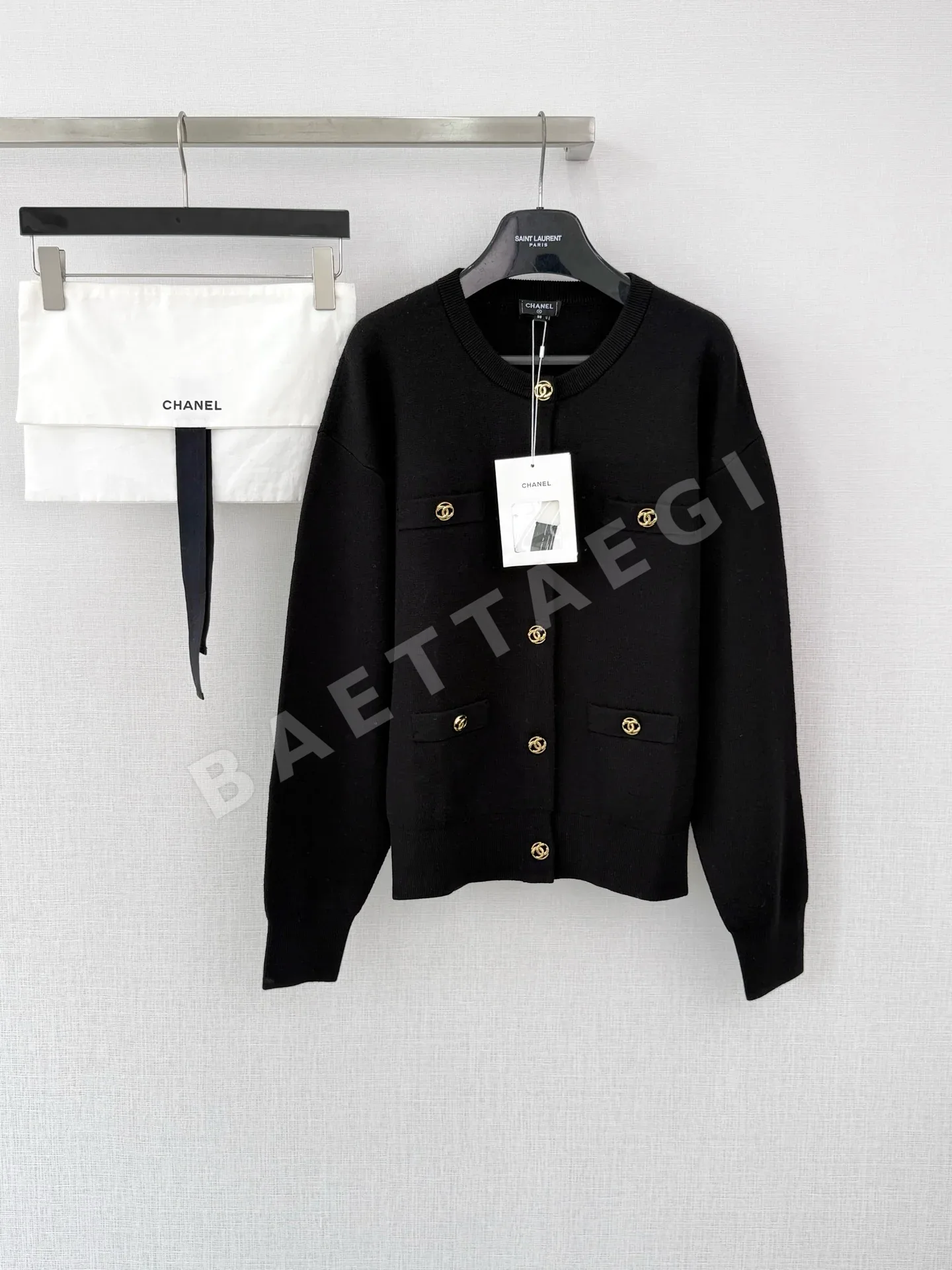 샤넬 26B 포켓 라운드넥 골드 버튼 가디건 154936