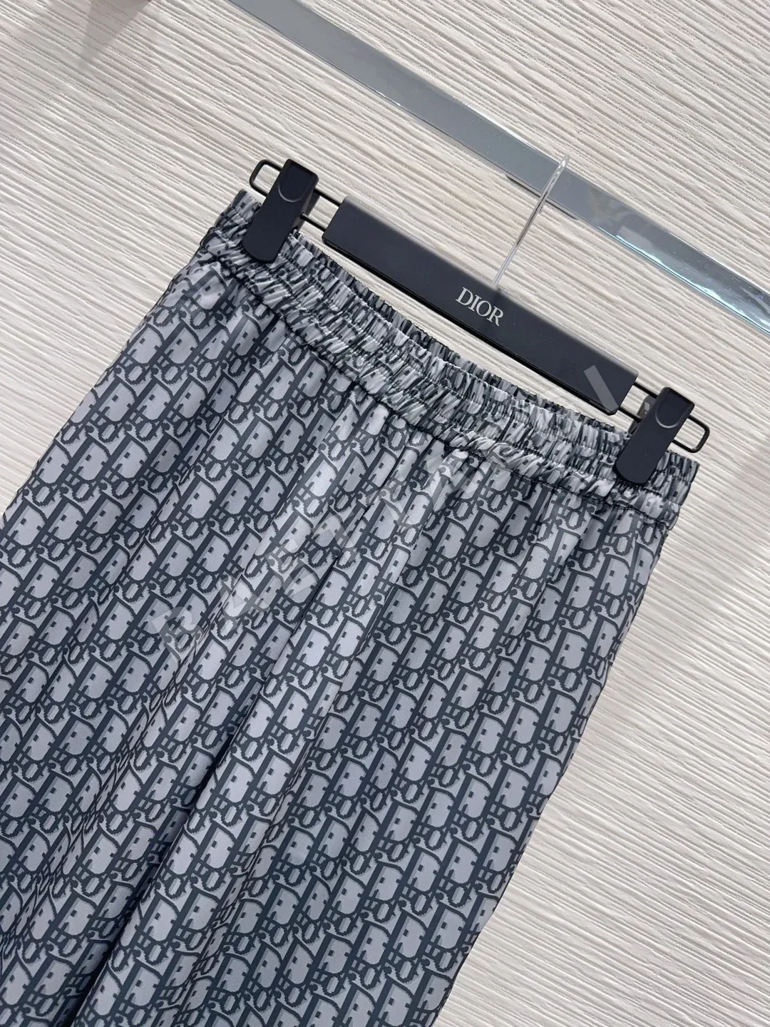 디올 새틴 프린트 로고 여성 바지 상세 이미지 3