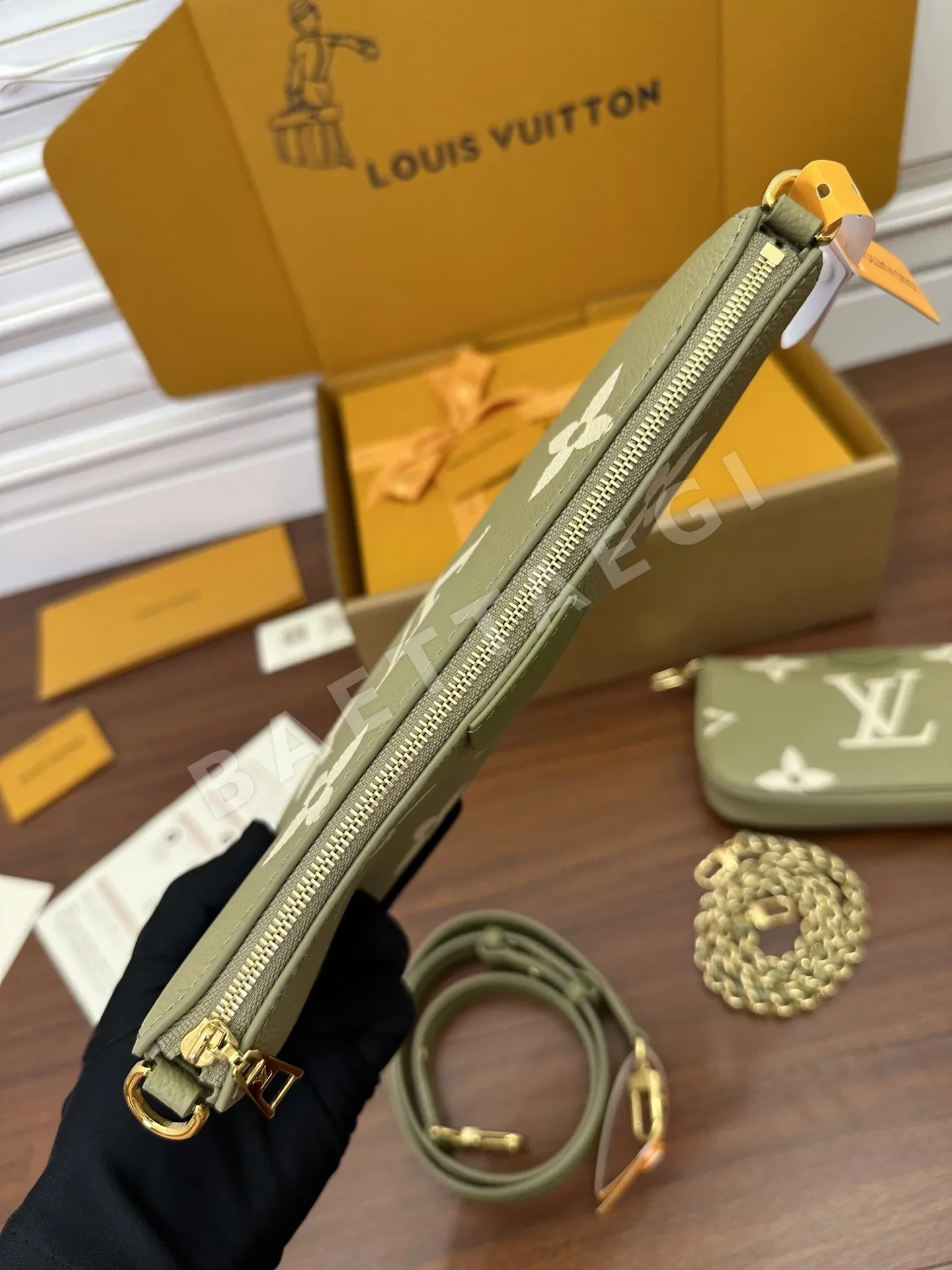 루이비통 M22670 가방 상세 이미지 9