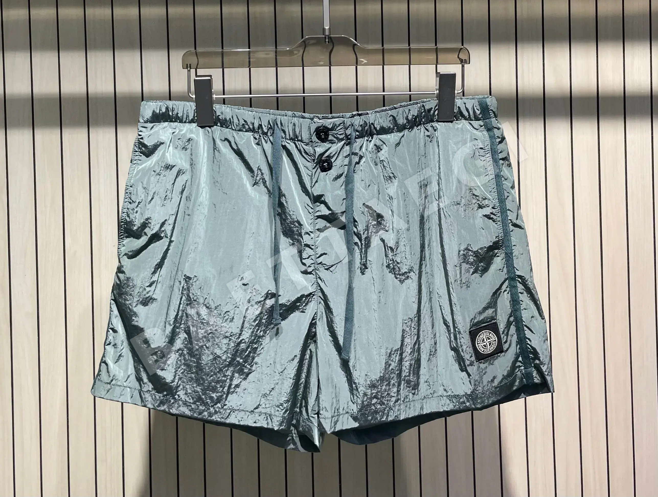 스톤아일랜드 뉴로고 메탈릭 나일론 반바지 상세 이미지 4