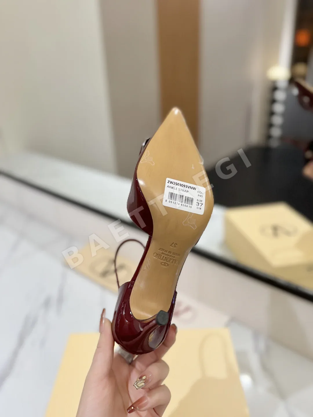 발렌티노 레더 메탈 브이 버클 펌프스 힐 상세 이미지 9