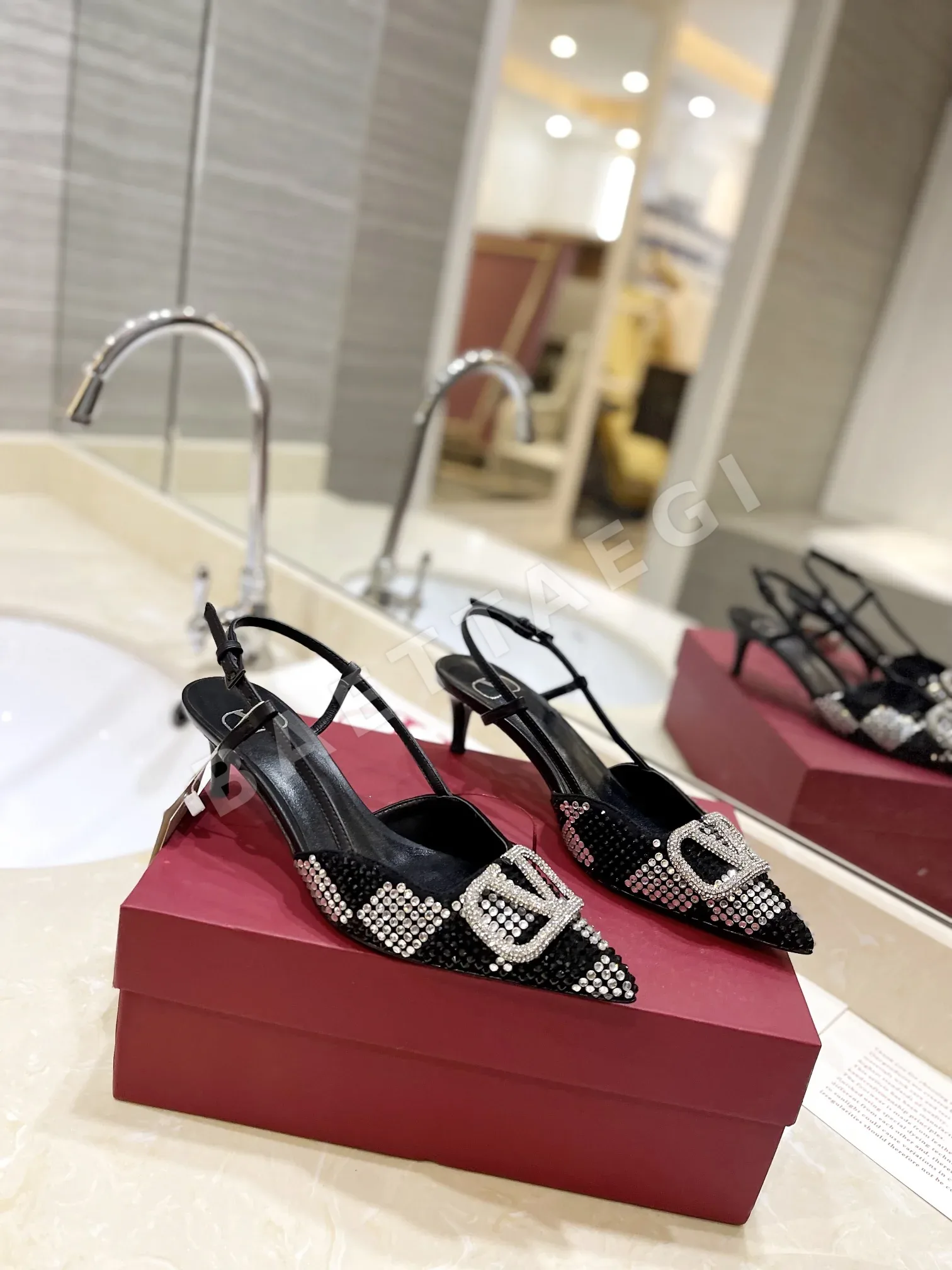 발렌티노 V 로고 크리스탈 샌들 24668