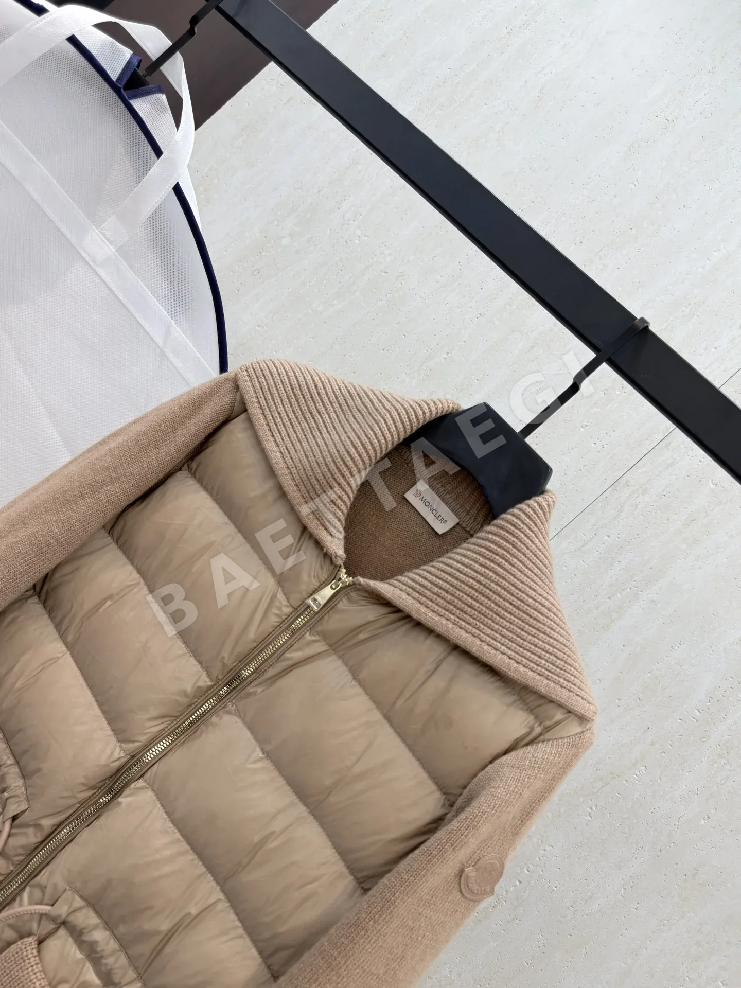 몽클레르 여성 화이트 덕다운 패딩 상세 이미지 3