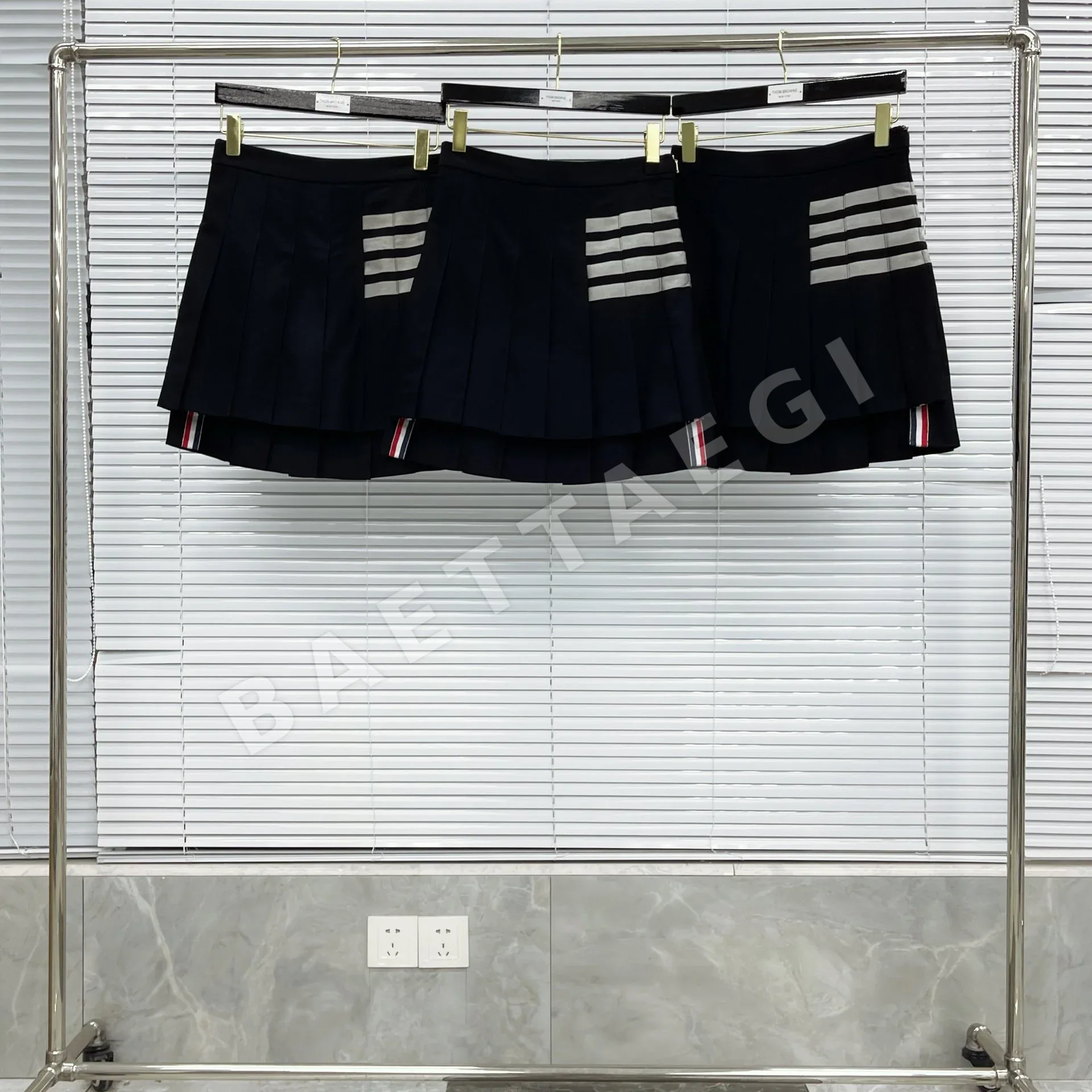 톰브라운 4바 스트라이프 플리츠 미니스커트 126365