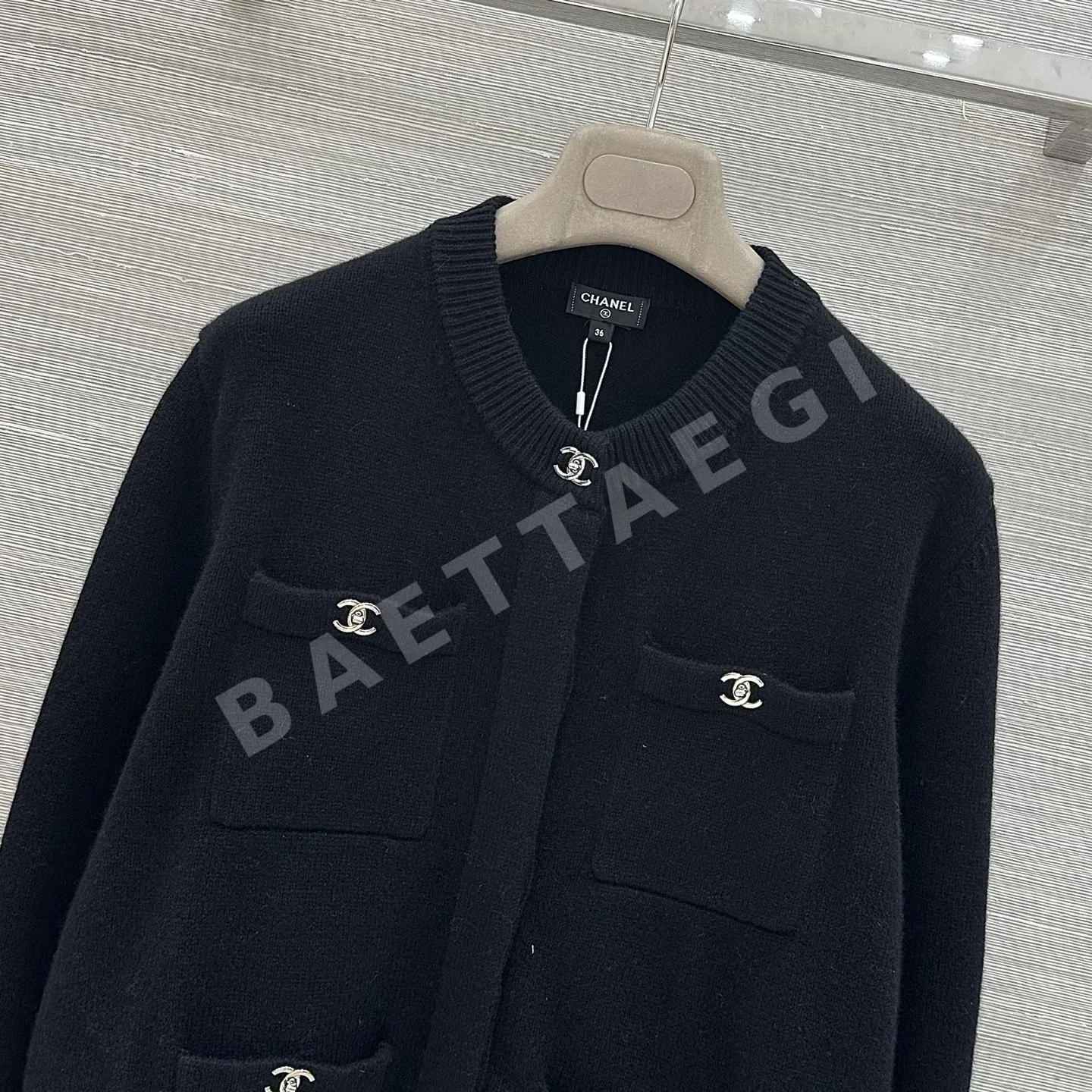 샤넬 골드 버튼 캐시미어 라운드넥 여성 가디건 상세 이미지 4