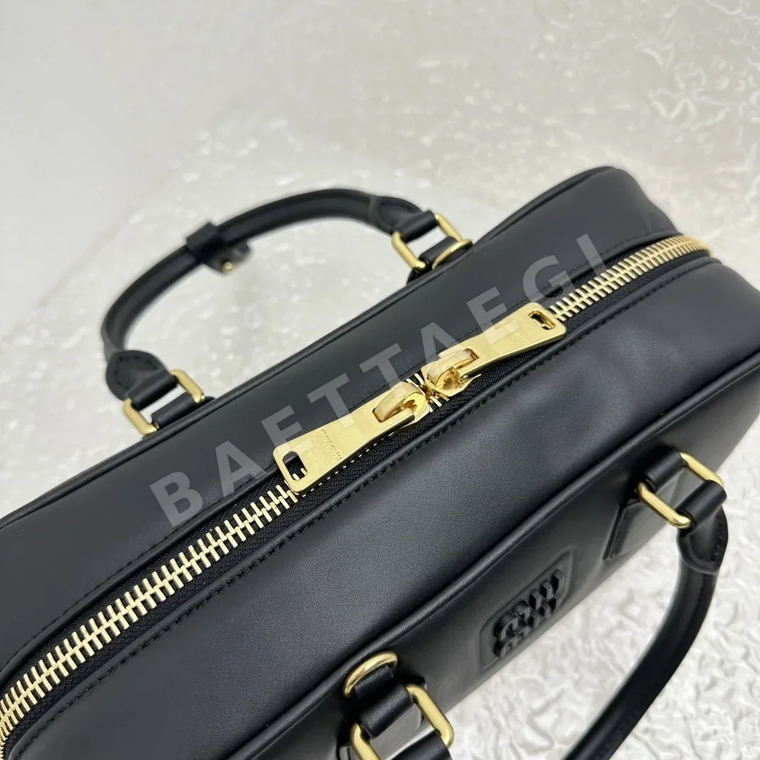 미우미우 블랙 패딩 볼링백 상세 이미지 7