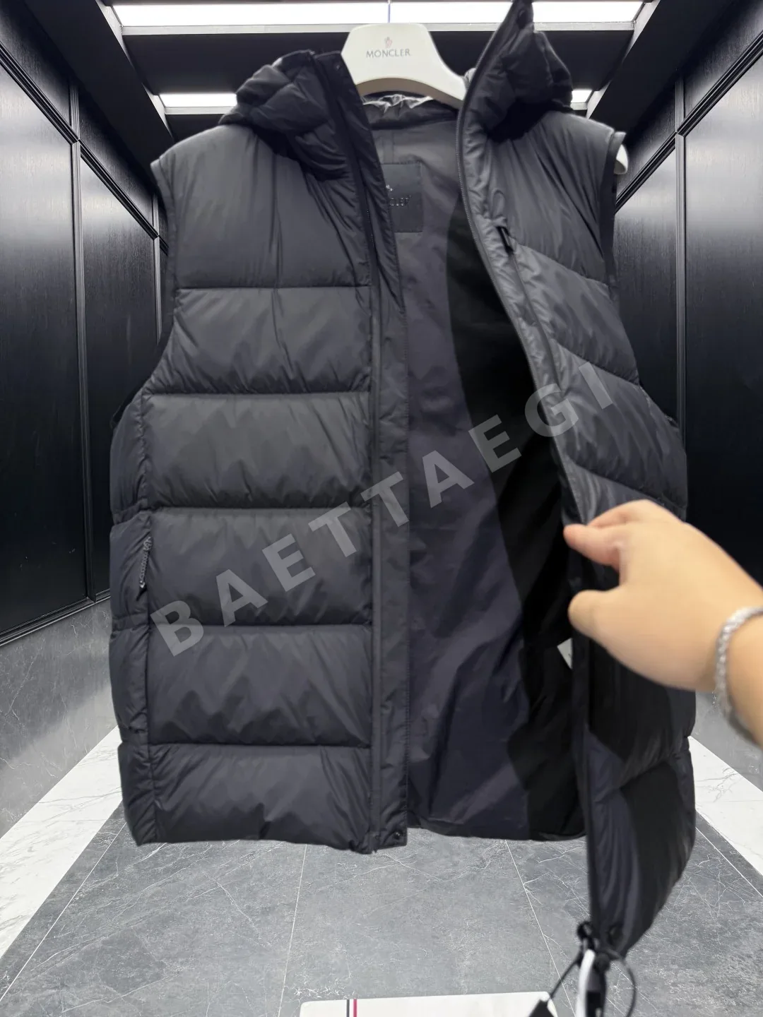 몽클레르 타메가 남성 다운 조끼 상세 이미지 7