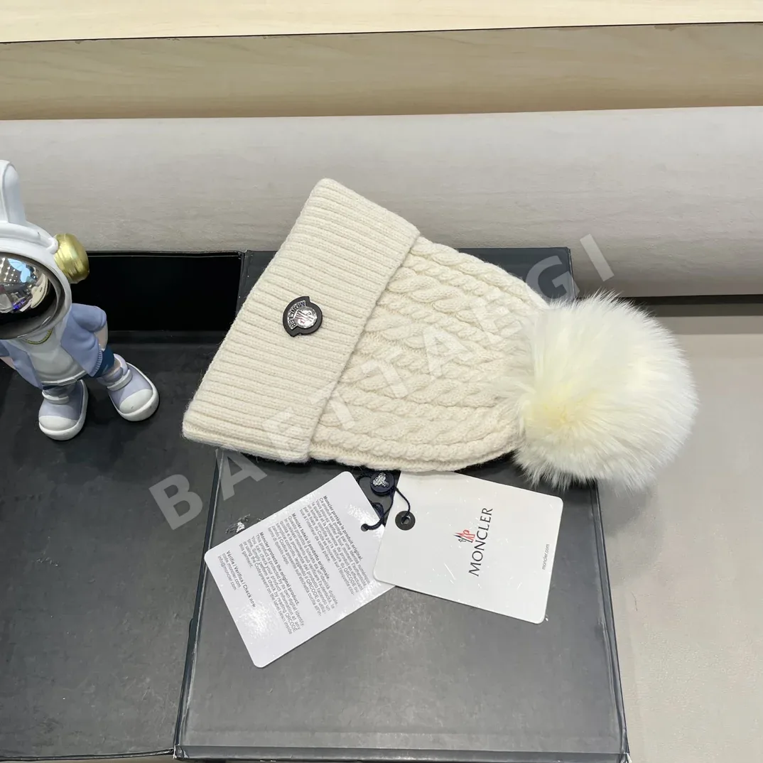몽클레르 폭스퍼 폼폼 니트 비니 상세 이미지 8