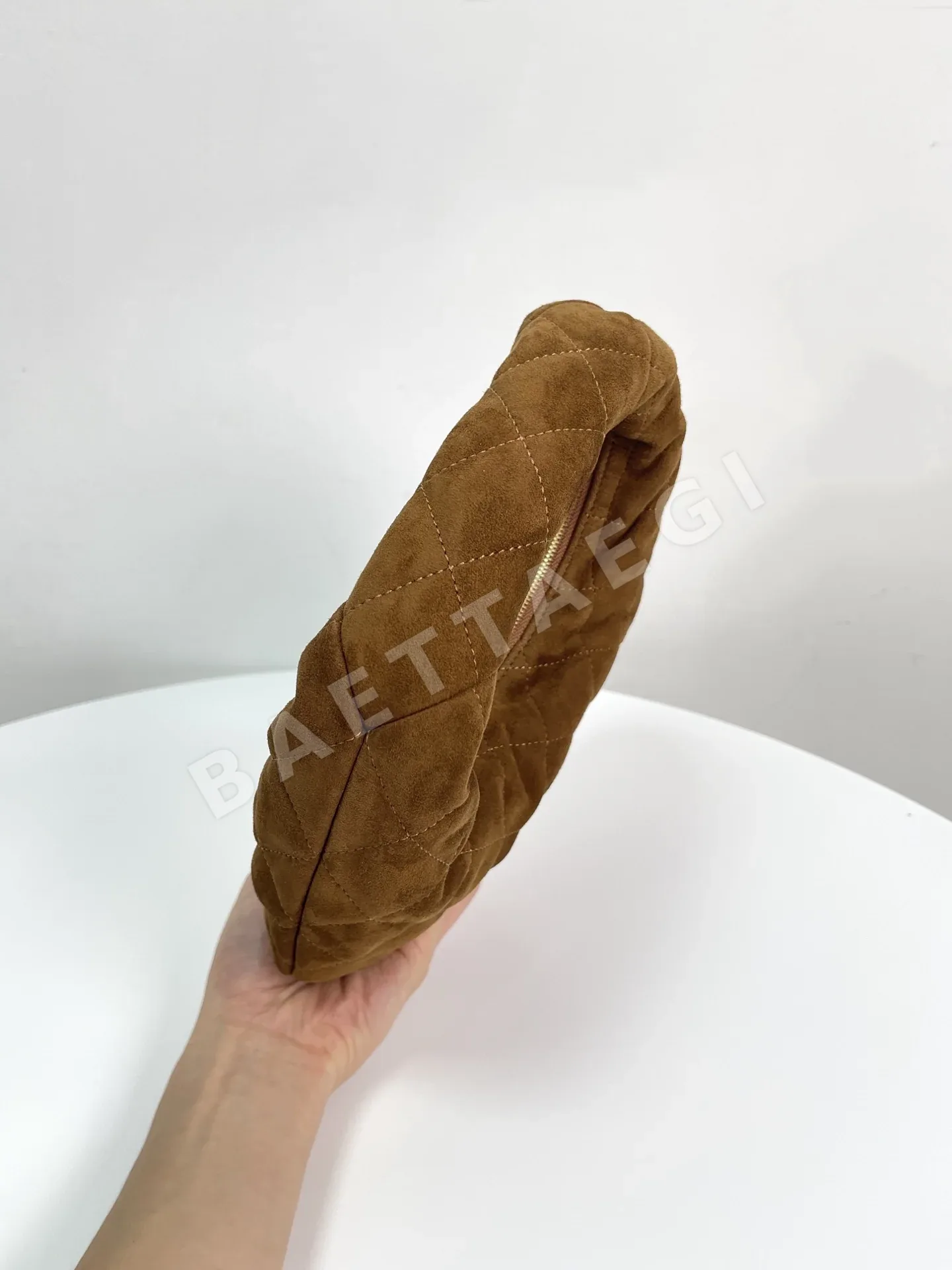 생로랑 이카리노 스웨이드 반달 가방 상세 이미지 5
