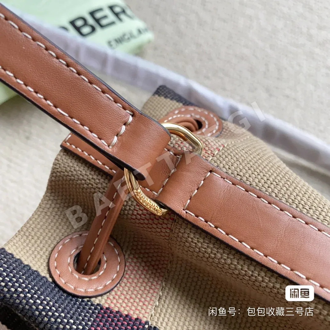 버버리 체크 소가죽 버킷백 상세 이미지 8