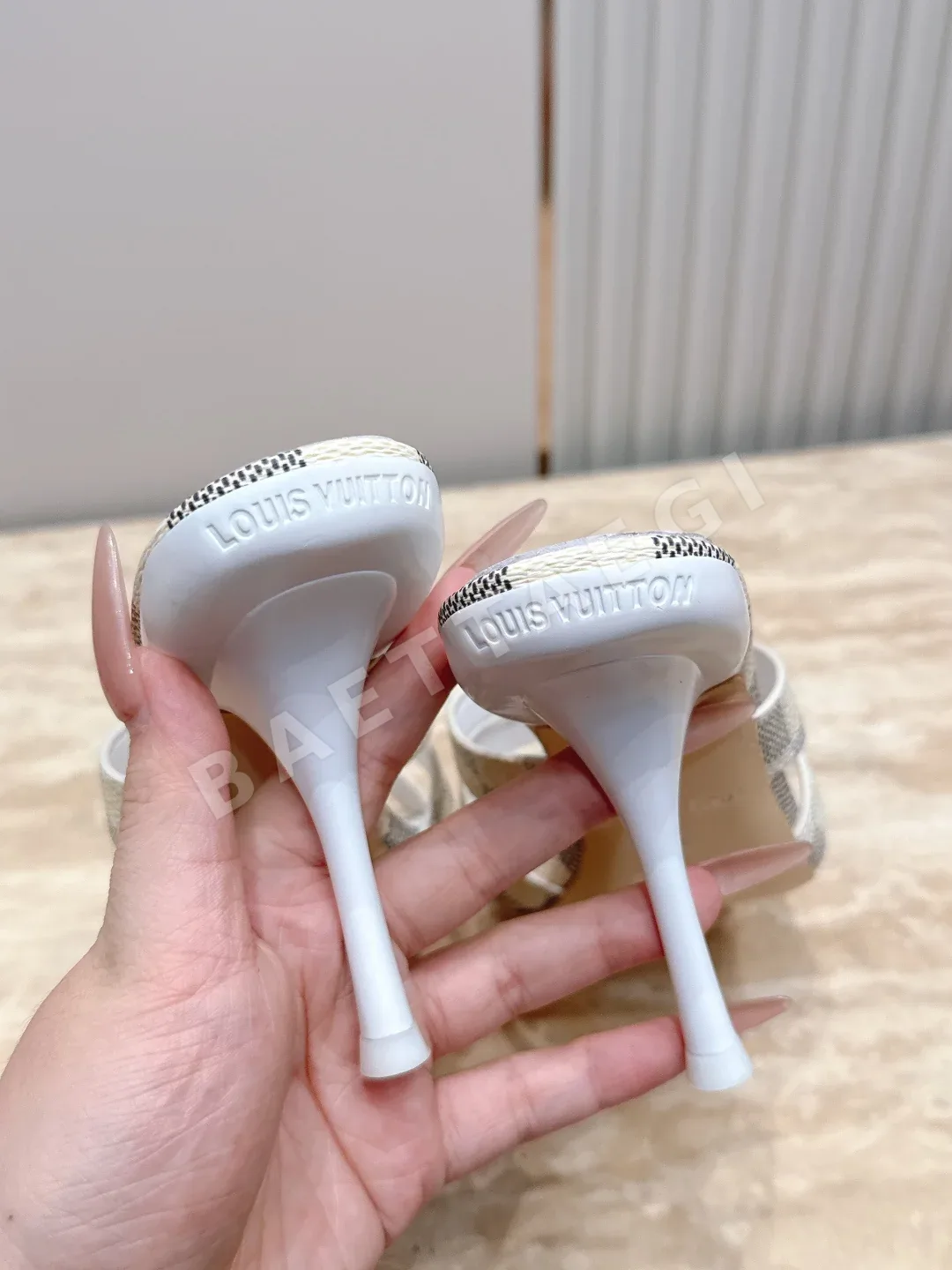 루이비통 메탈 버클 청키 힐 샌들 상세 이미지 5