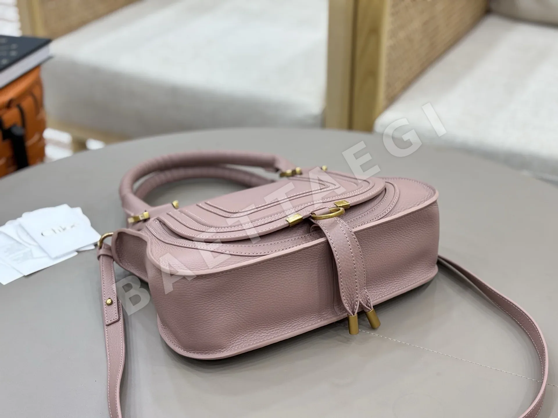 끌로에 소프트 그레인 송아지가죽 미디엄 가방 상세 이미지 4