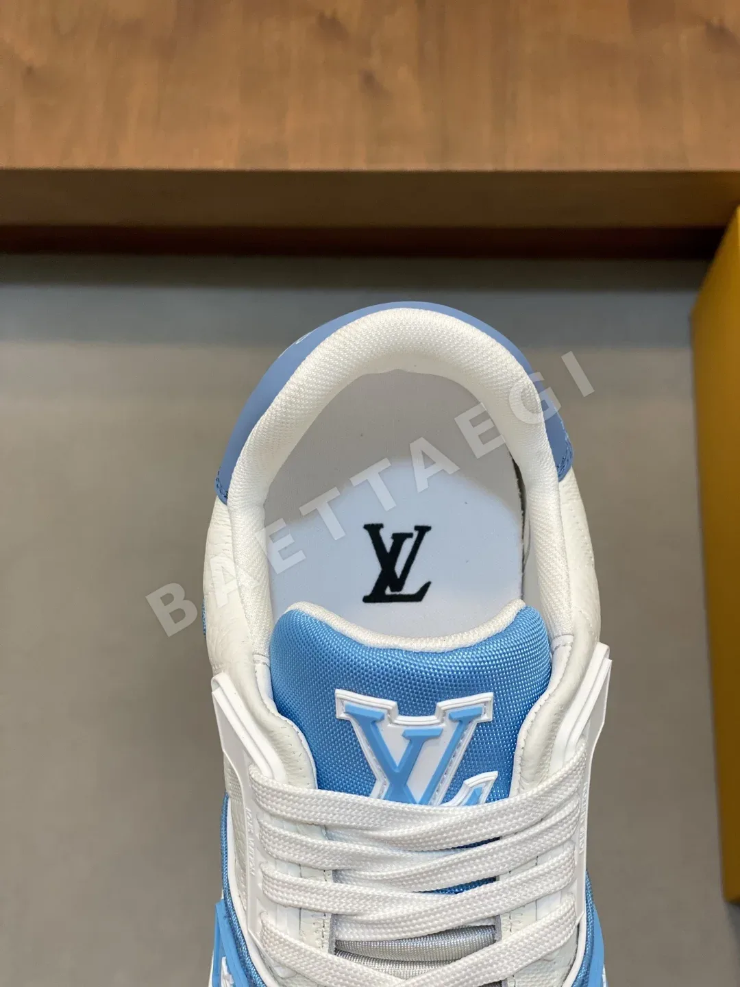 루이비통 LV 트레이너 스니커즈 남성 가죽 손글씨 로고 상세 이미지 7