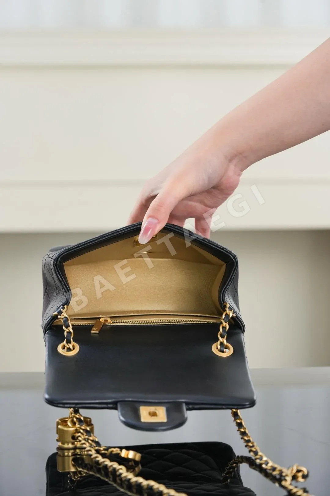 샤넬 케어 25 더블 체인 스몰 램스킨 가죽 가방 상세 이미지 7