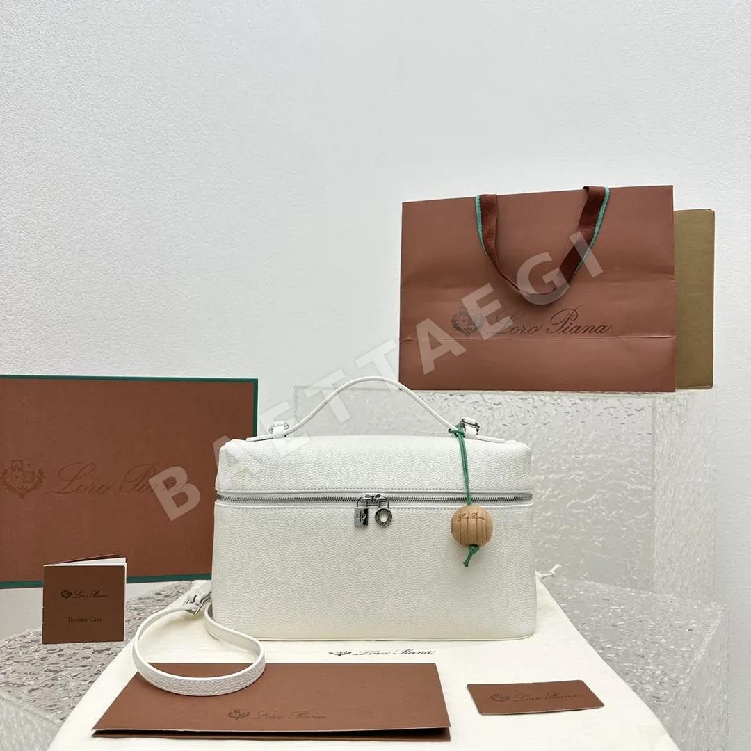 로로피아나 라지 화이트 익스트라포켓 크로스바디 가방 128856