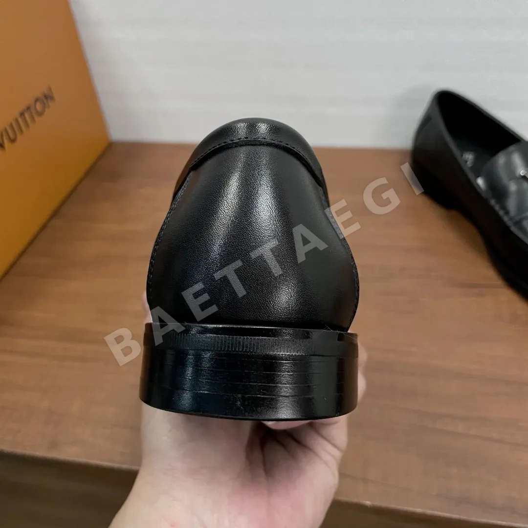 루이비통 메이저 로퍼 남성 가죽 LV 모노그램 스트랩 상세 이미지 5