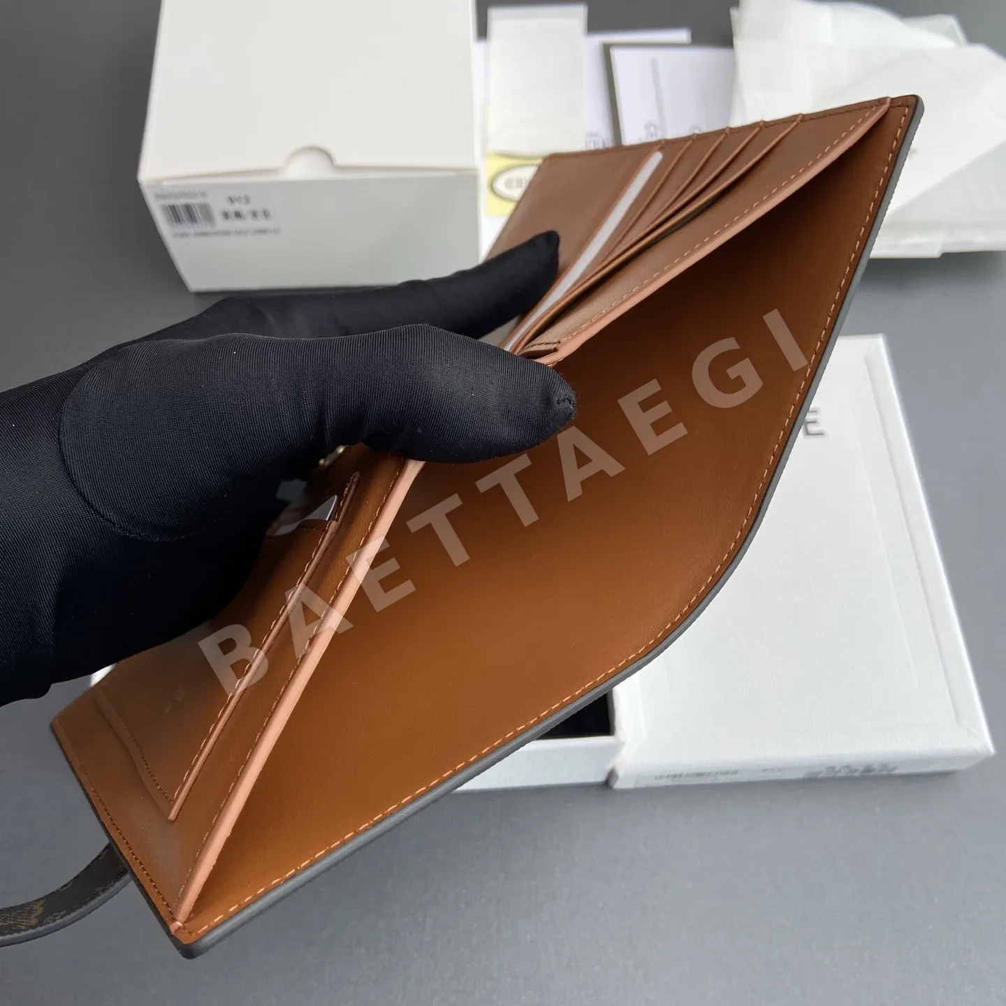 셀린느 빅투아르 소프트 카프스킨 지갑 상세 이미지 8