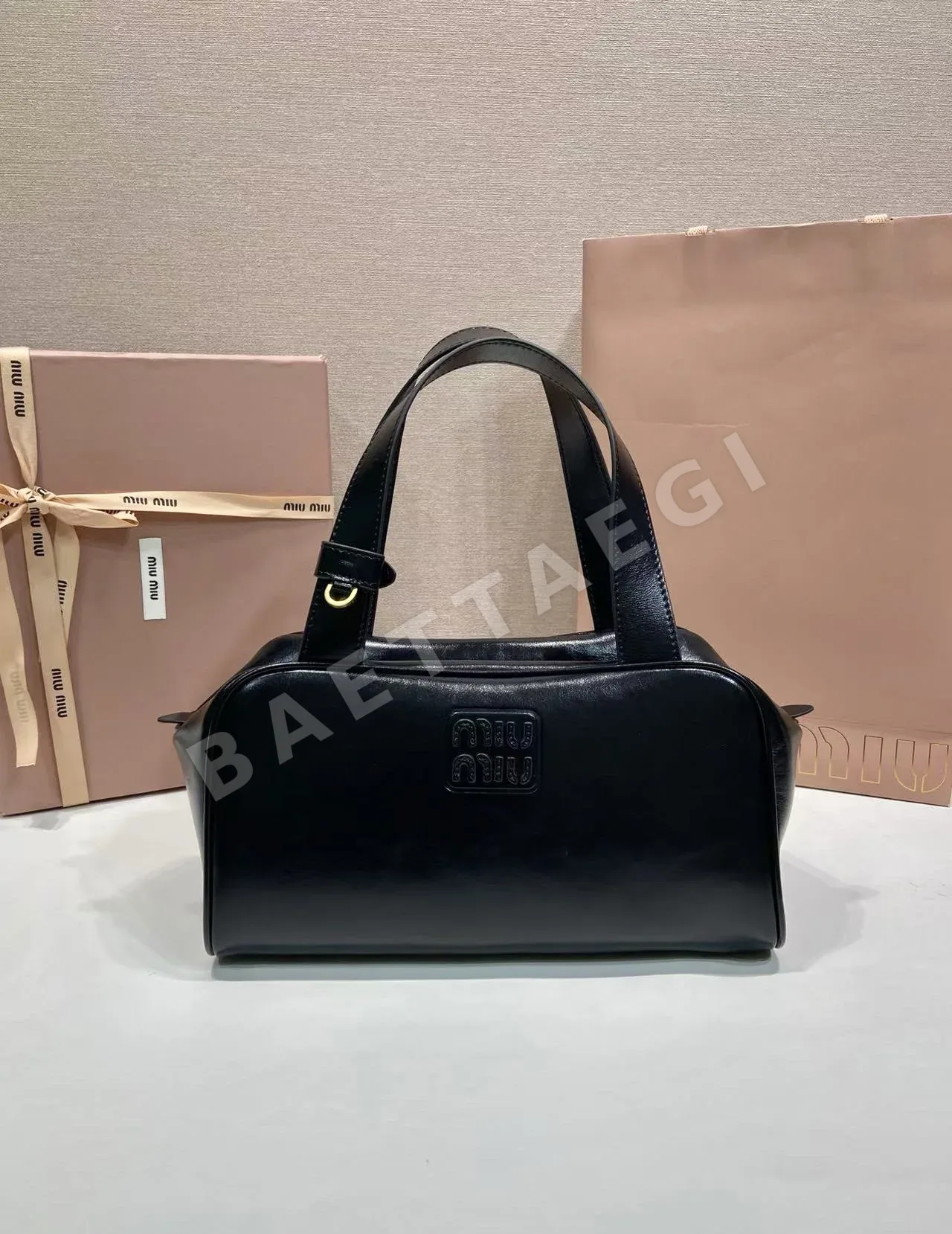 미우미우 플랫 핸들 송아지가죽 핸드백 5BB182