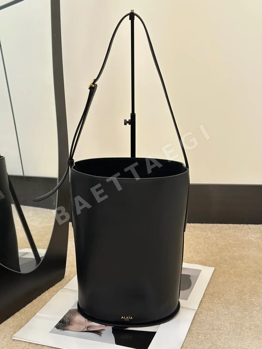 알라이아 힙 버킷백 상세 이미지 2