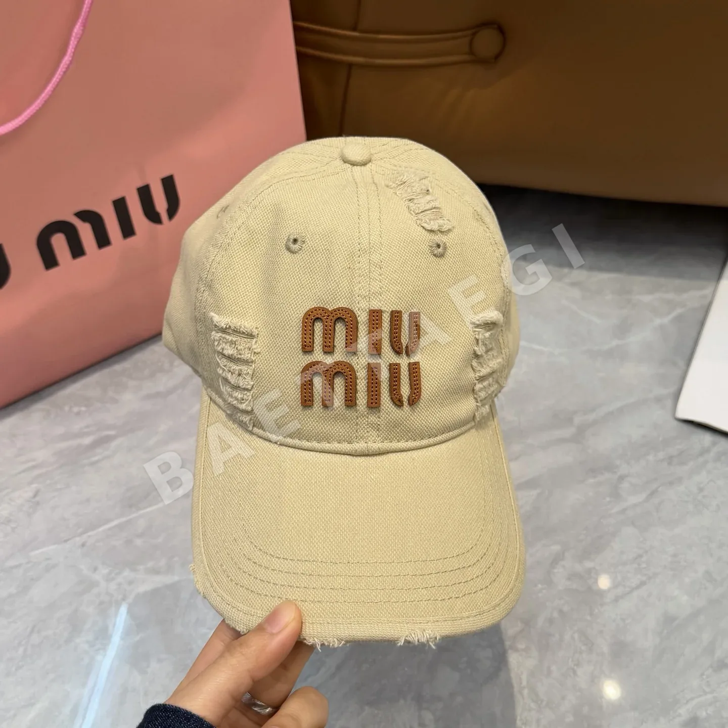 미우미우 찢어진 디자인 베이스볼캡 상세 이미지 2