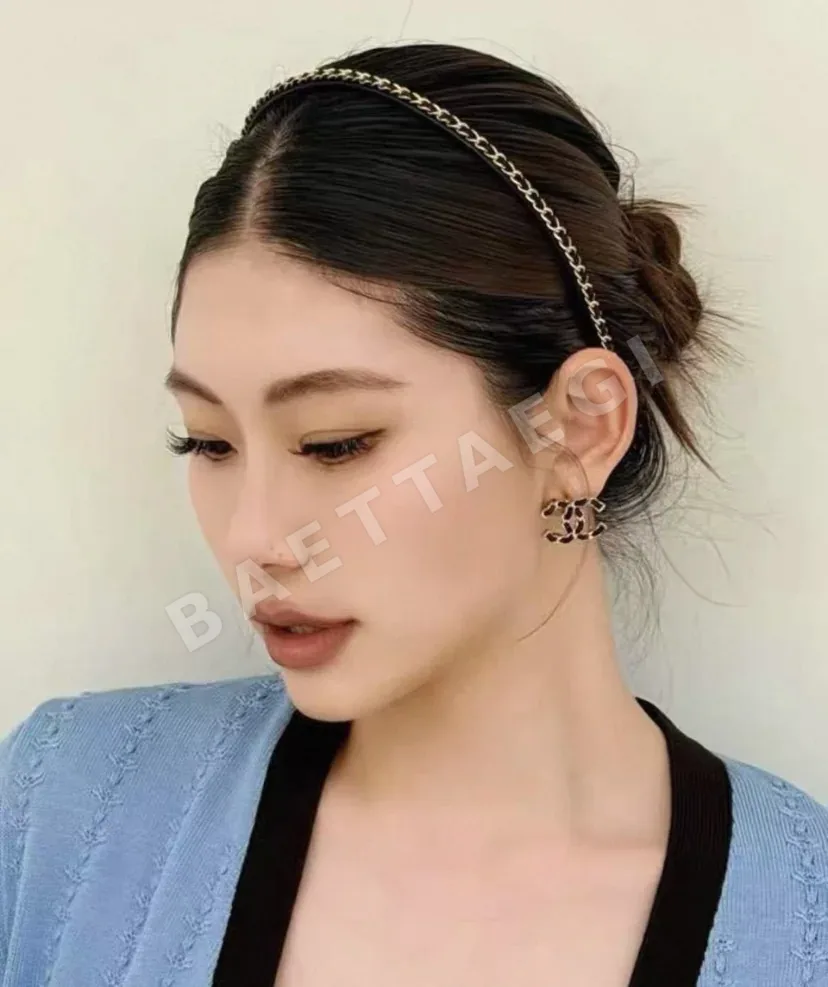 샤넬 레더 레터 스터드 귀걸이 상세 이미지 7