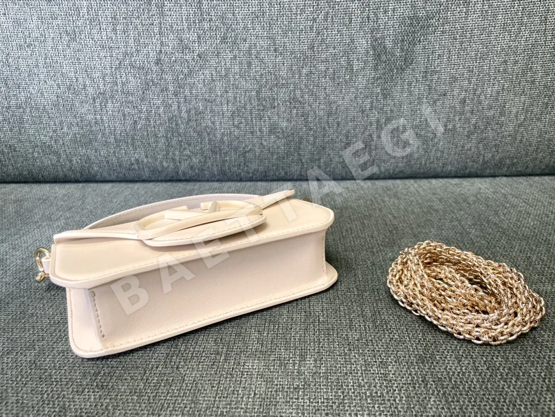 발렌티노 V로고 카프스킨 핸드백 상세 이미지 4