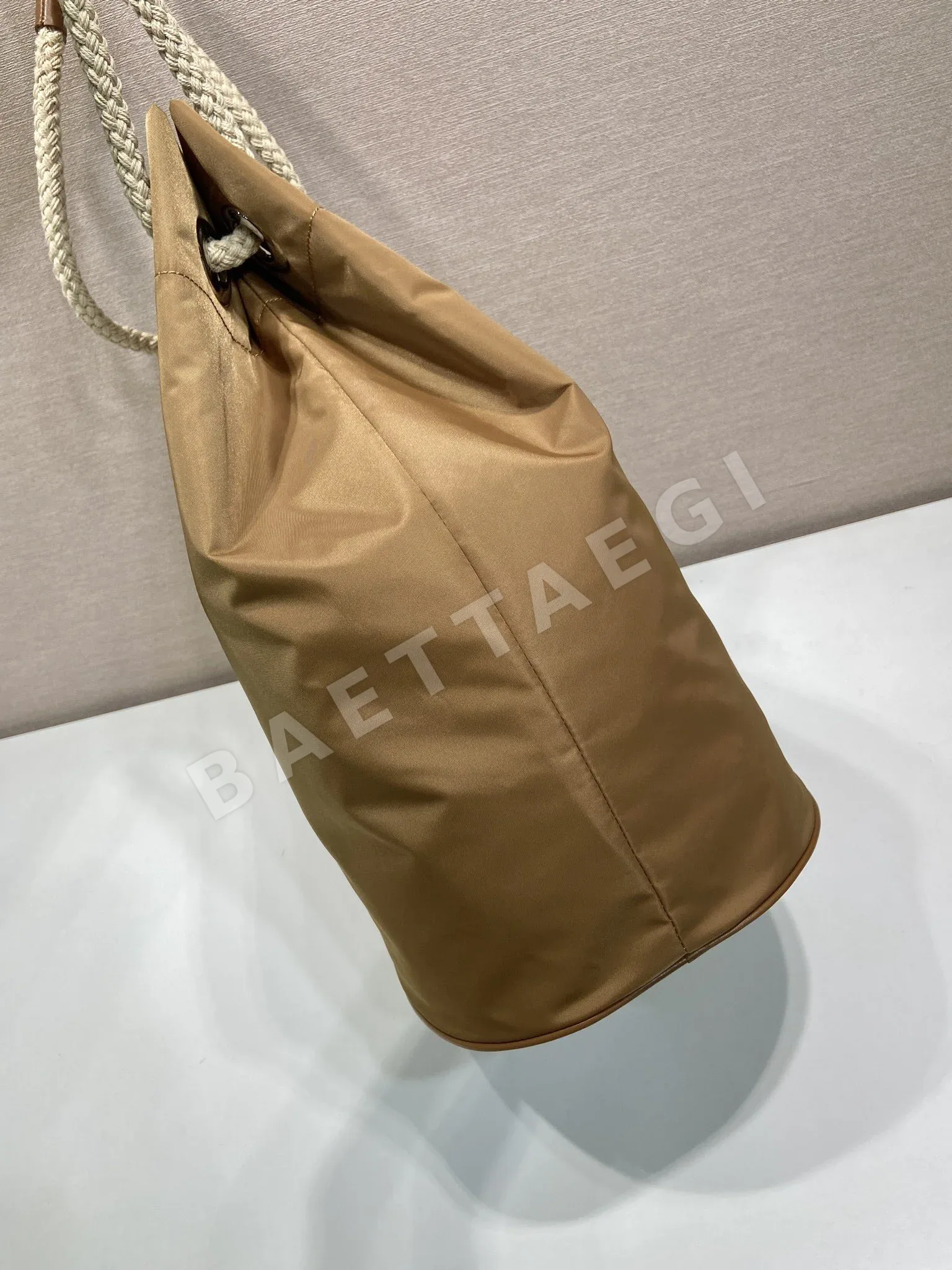 프라다 남성 버킷백 리-나일론 가방 2VG133 상세 이미지 5