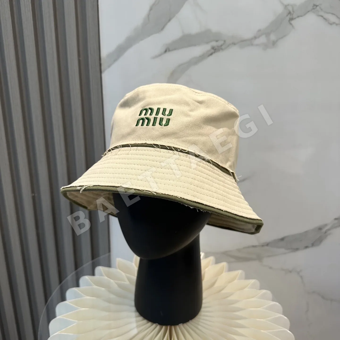 미우미우 자수 버킷 햇 모자 118531