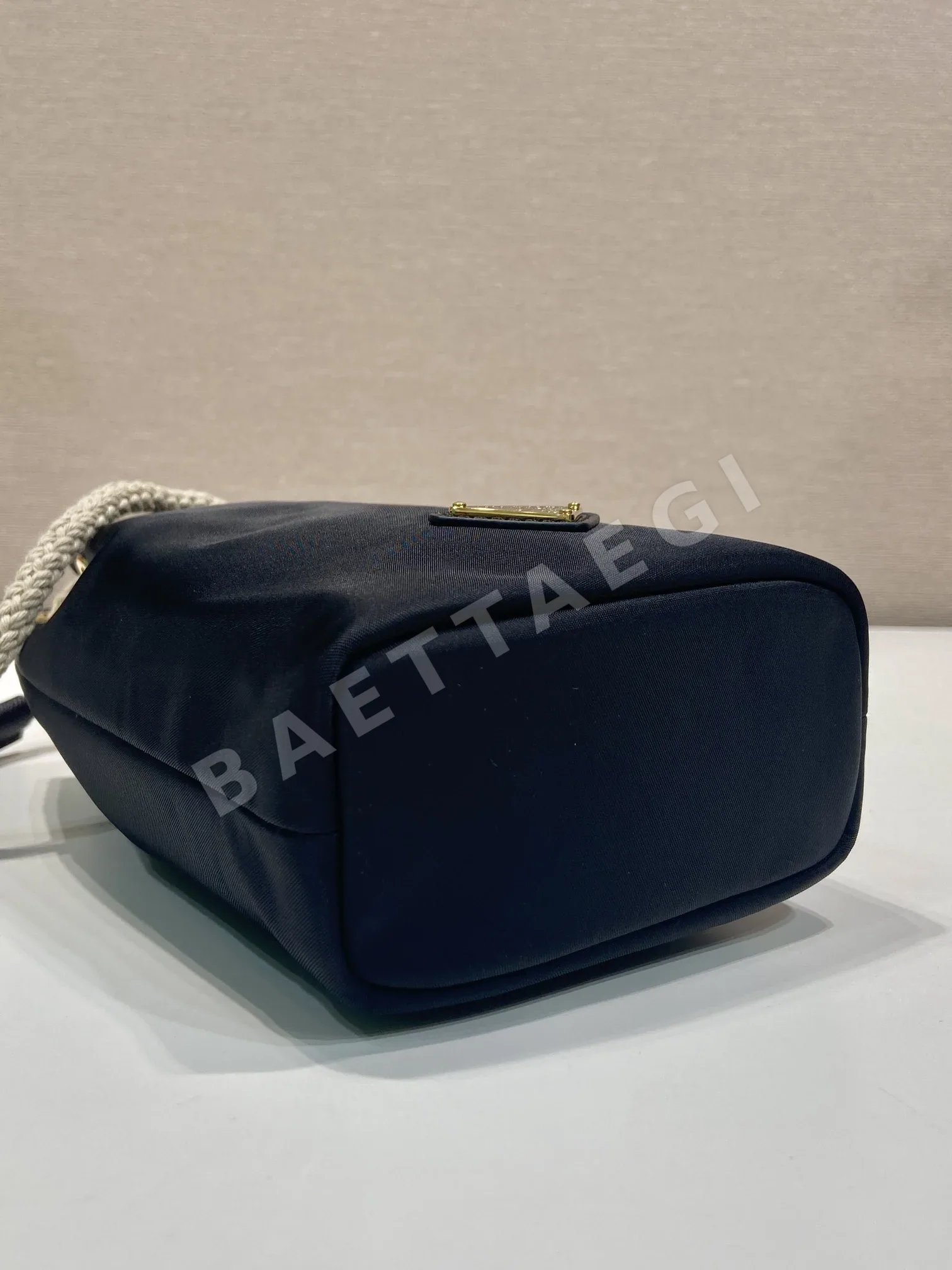 프라다 리사이클 나일론 복주머니 스마트폰 가방 1ZT094 상세 이미지 6