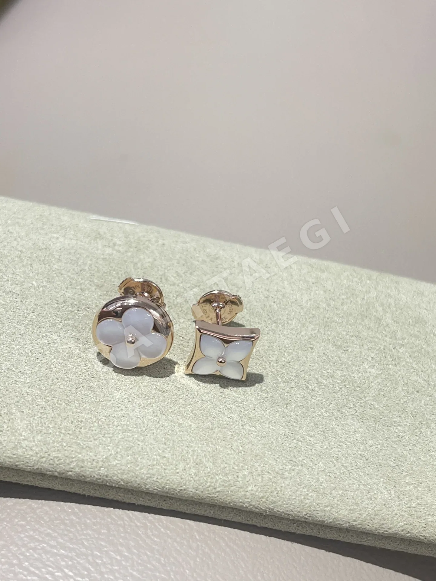 루이비통 18K 골드 화이트 셸 귀걸이 상세 이미지 5