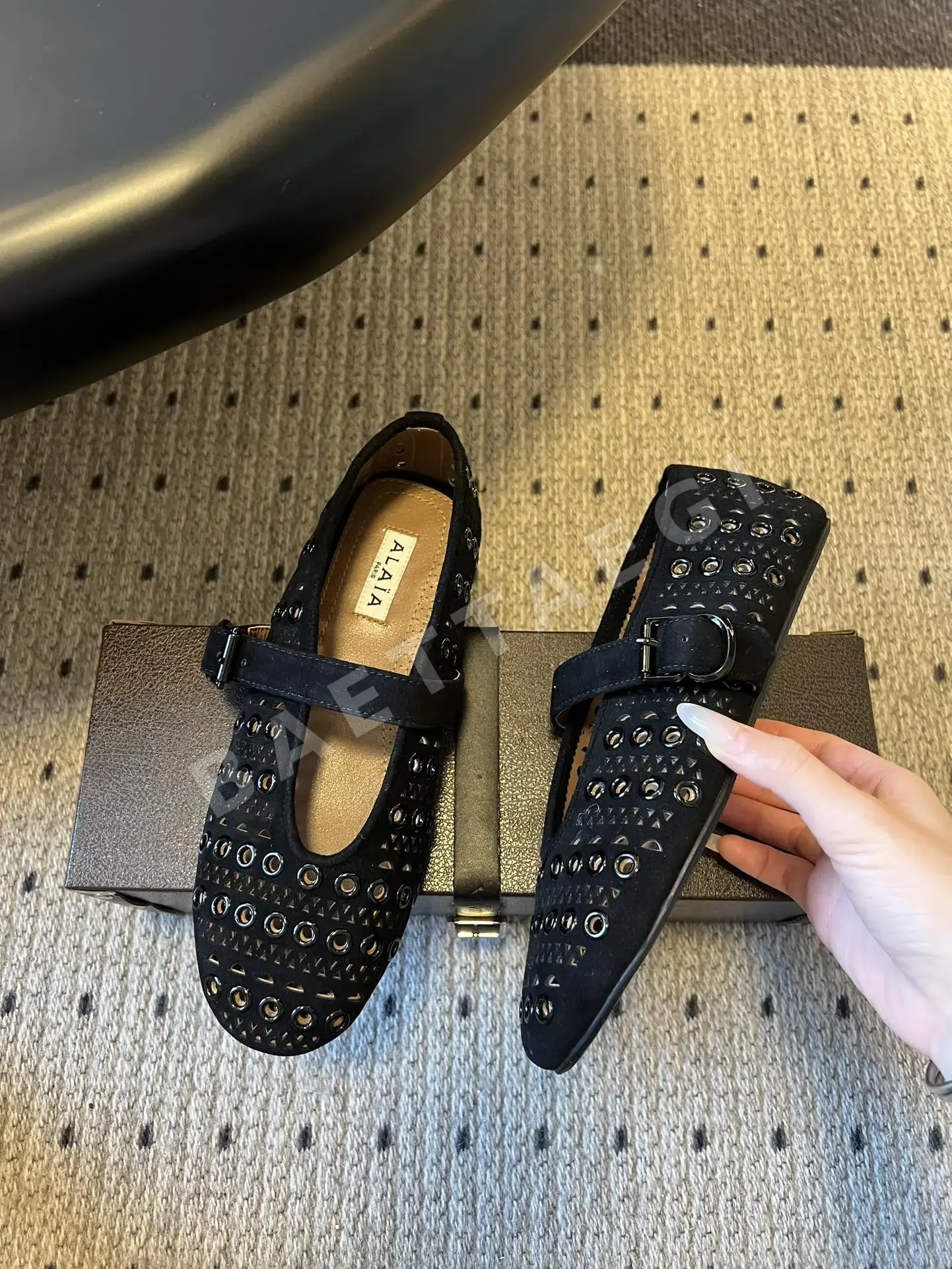 알라이아 펀칭 라운드 메리제인 상세 이미지 3