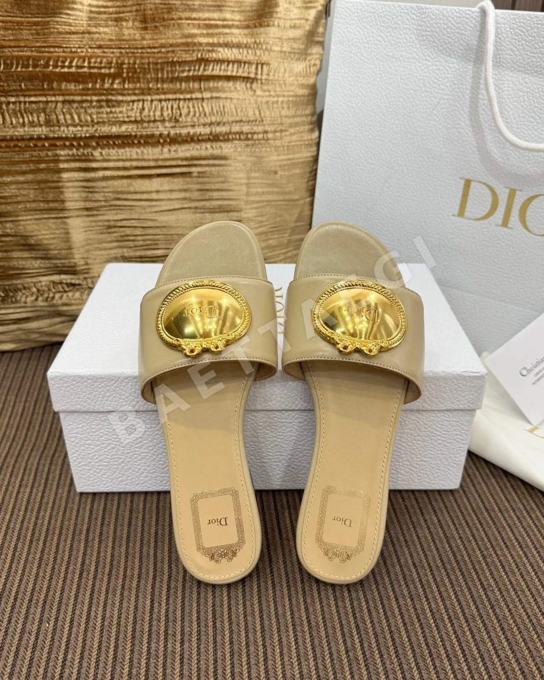 디올 카나주 메탈 버클 램스킨 샌들 상세 이미지 2