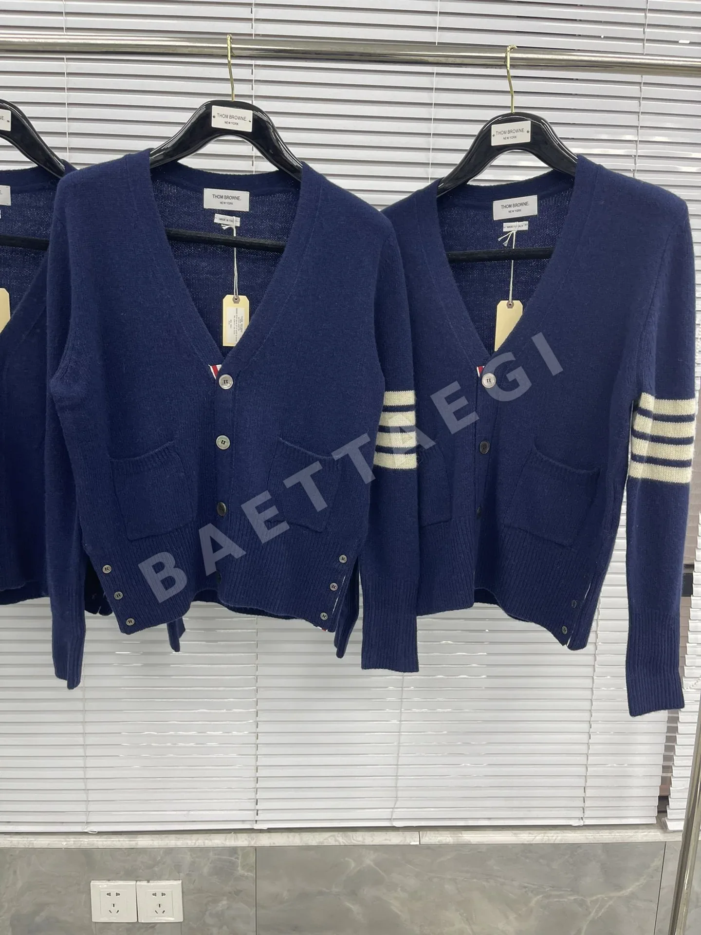 톰브라운 울 4바 스트라이프 여성 가디건 상세 이미지 3