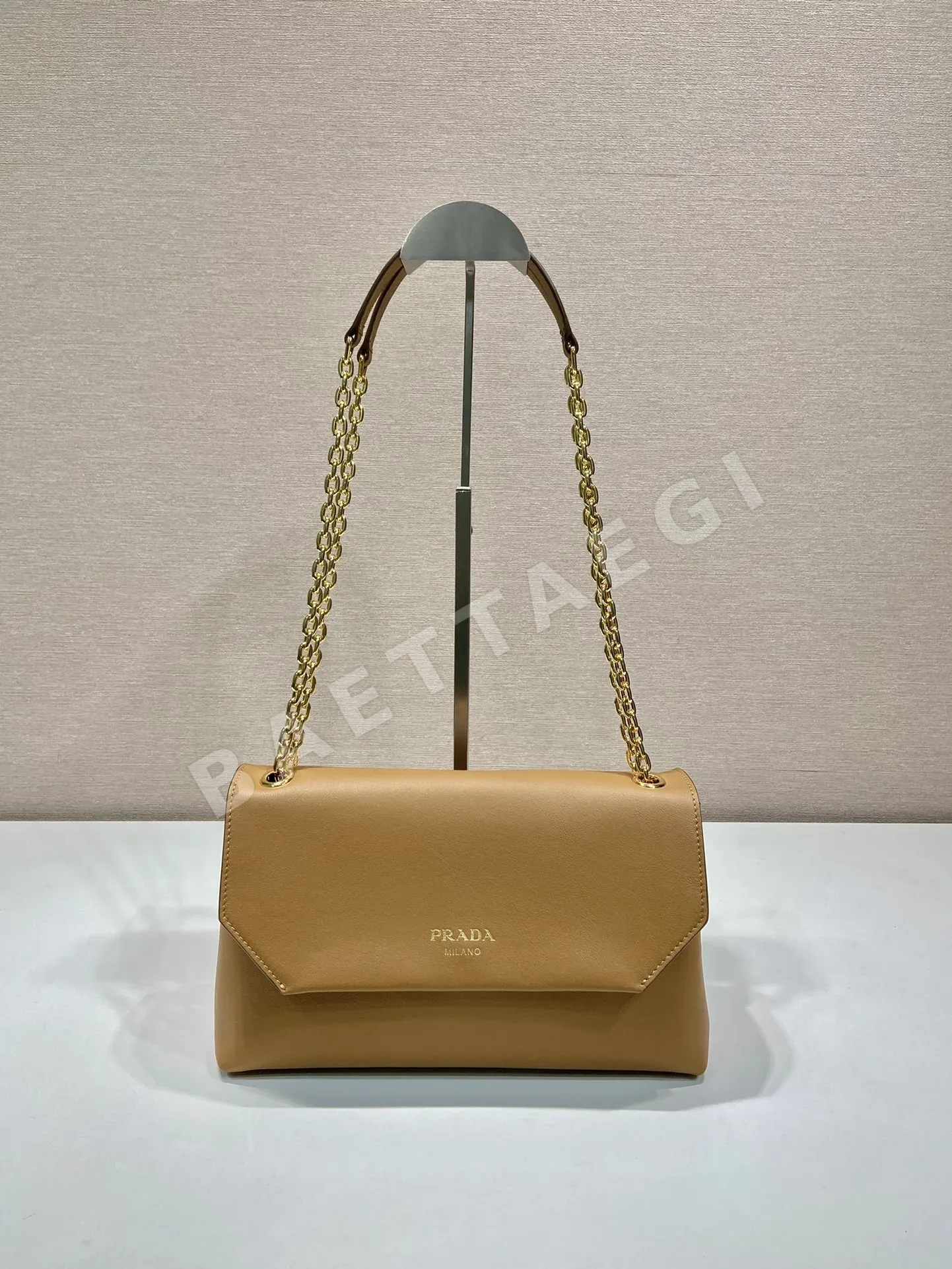 프라다 카프스킨 플랩 숄더백 1BD371