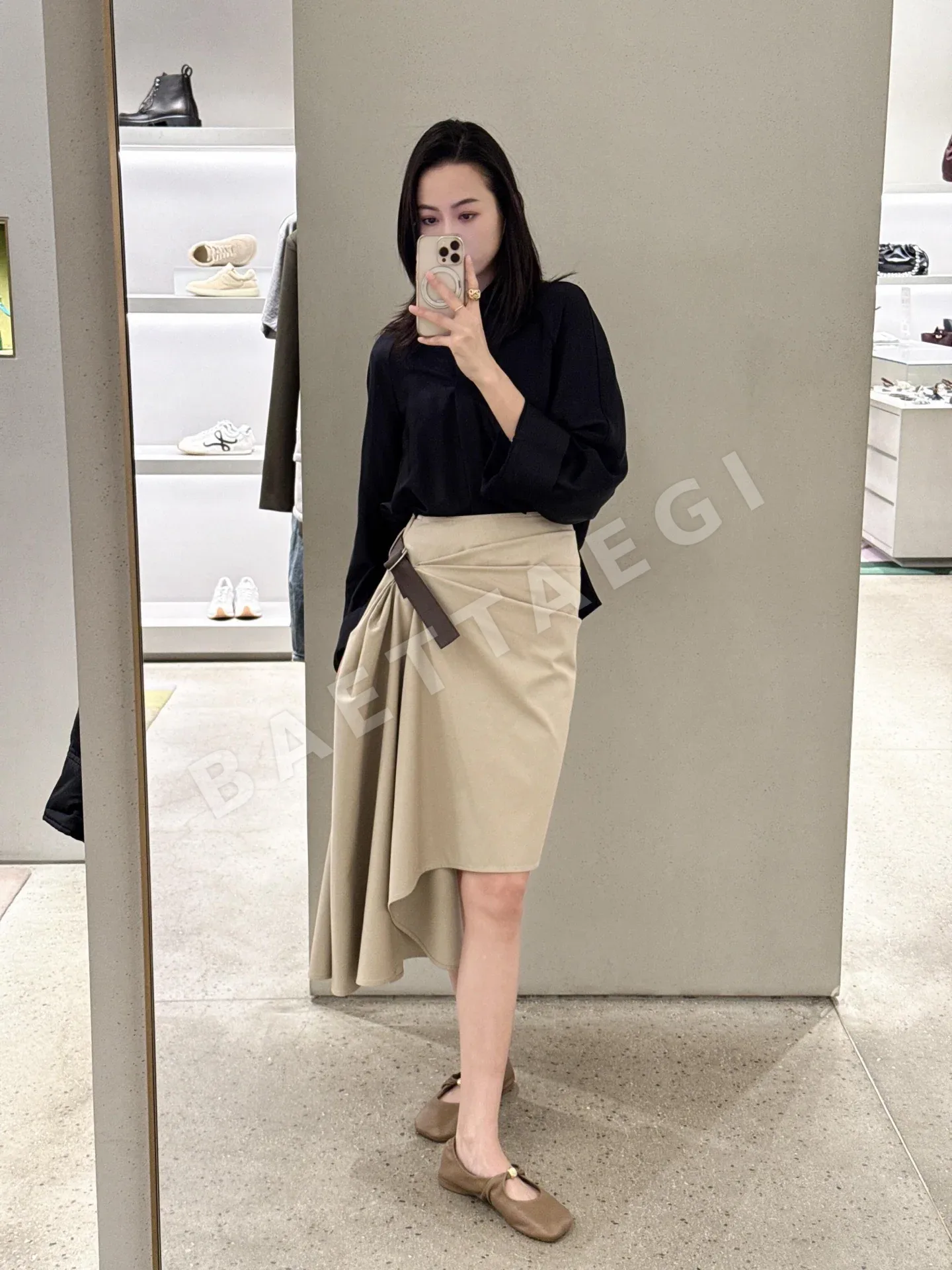로에베 카키색 비대칭 플리츠 미디 스커트