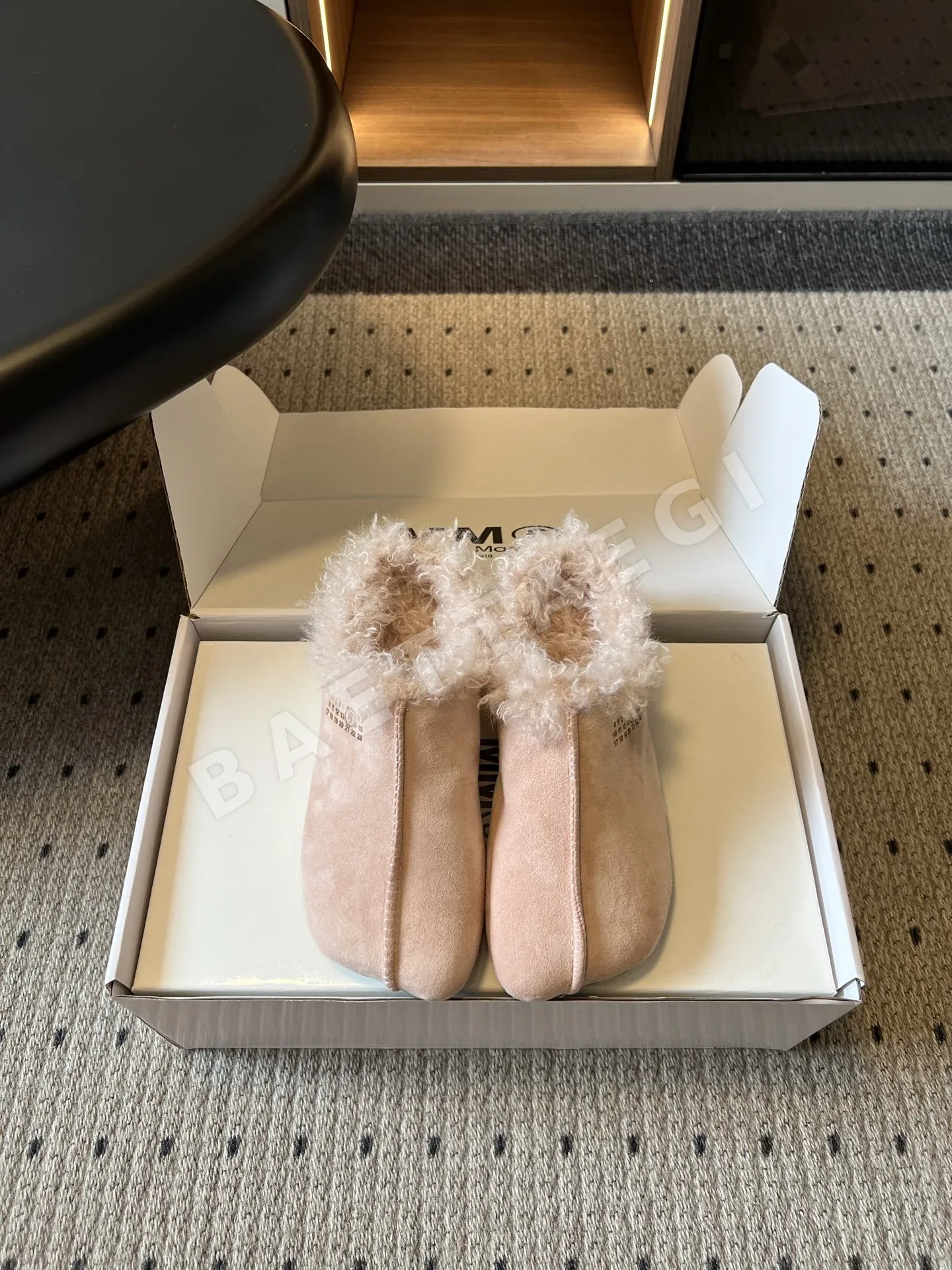 마르지엘라 클로즈드 토 뮬 슬리퍼 155533