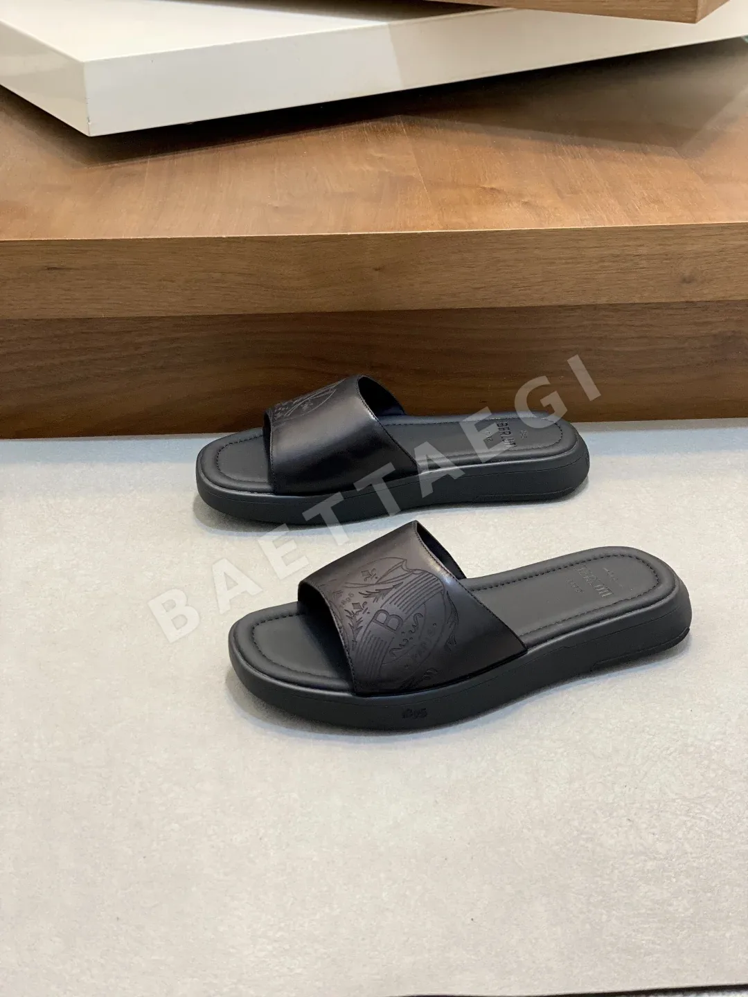 벨루티 손색칠 고광택 슬리퍼 상세 이미지 3
