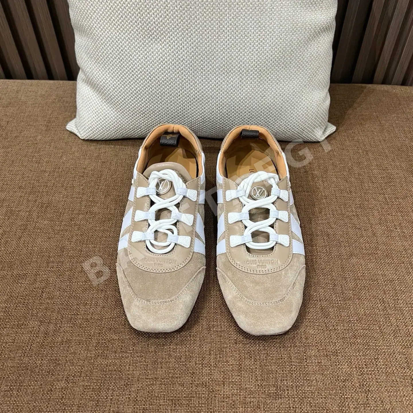 루이비통 스니커즈 램스킨 모노그램 LV 로고 상세 이미지 2
