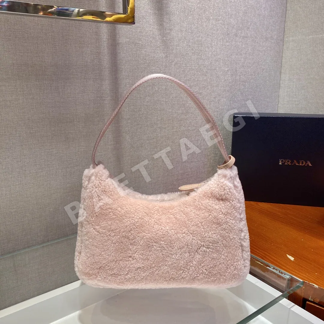 프라다 보송보송 호보백 상세 이미지 5