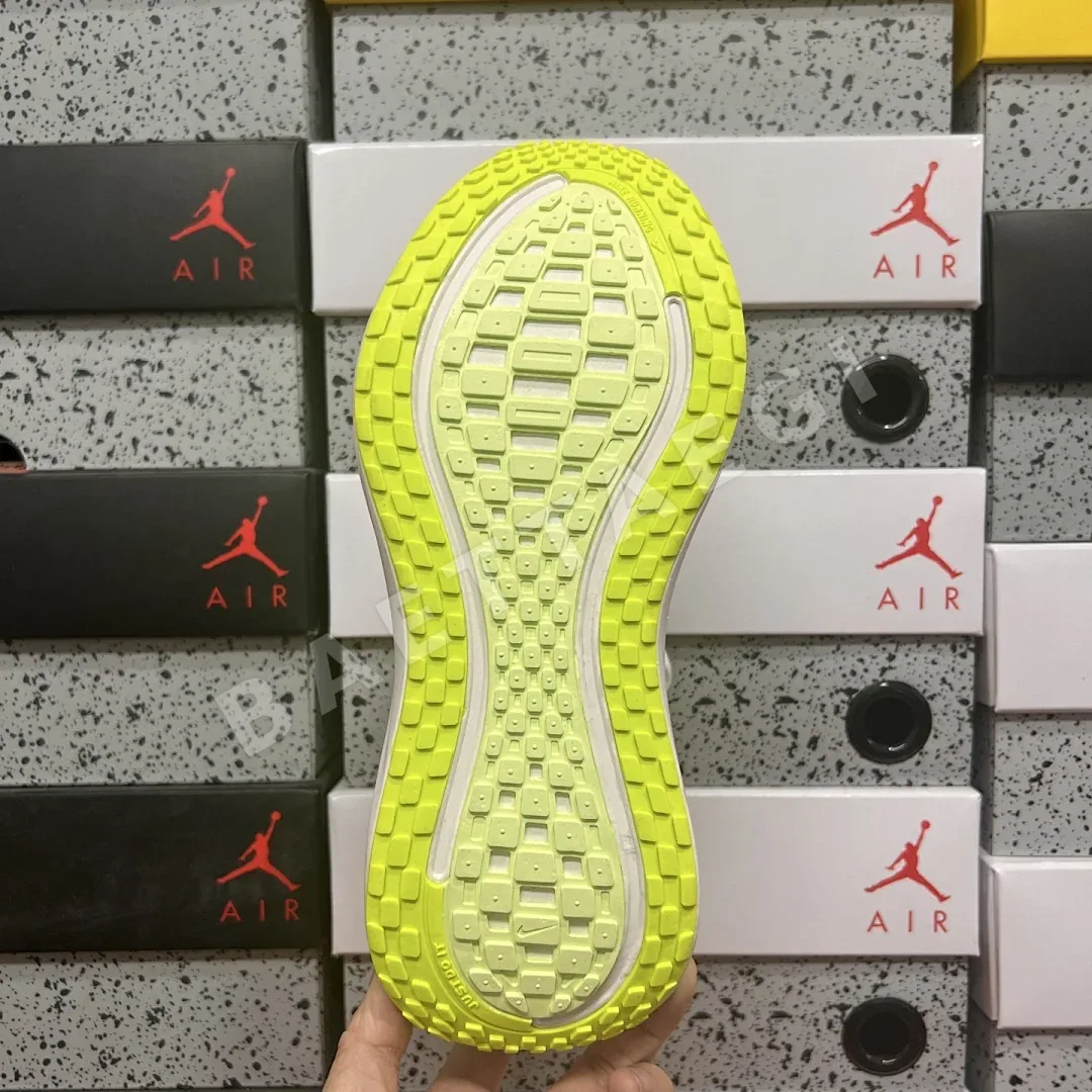 나이키 [XY] 보메로 플러스 HV8150-120 201266 Nike Vomero Plus White Barely Volt Black 상세 이미지 3