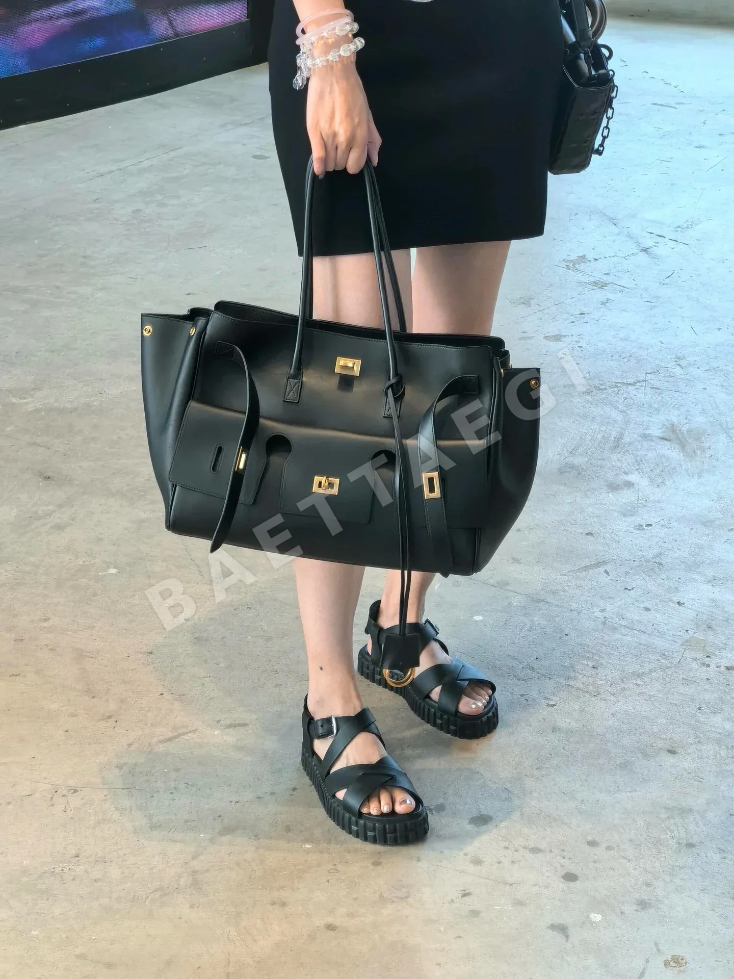 발렌시아가 벨 에어 가방 상세 이미지 7